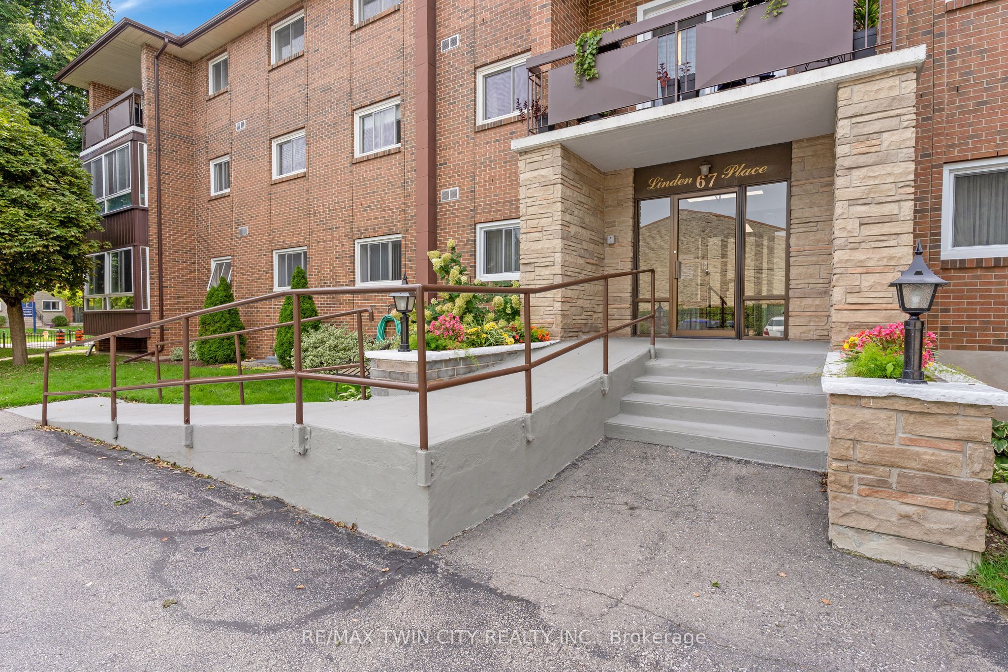 67 Breckenridge Drive 206, Kitchener, ON N2B 3R8 photo 3