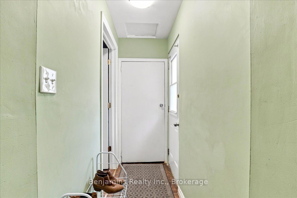 406 Duke Street W, Kitchener, ON N2H 3Y5 photo 2