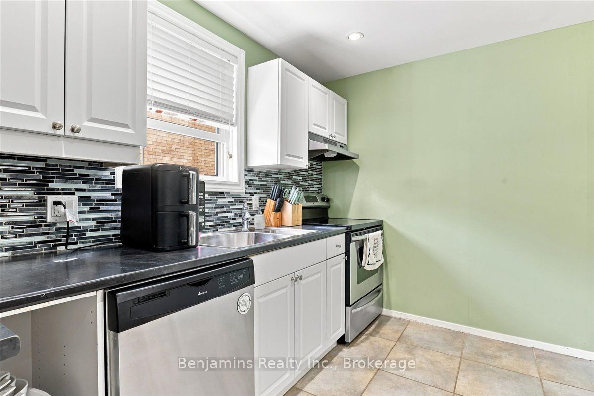 406 Duke Street W, Kitchener, ON N2H 3Y5 photo 3