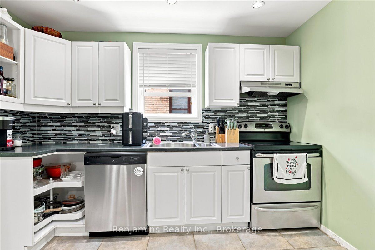 406 Duke Street W, Kitchener, ON N2H 3Y5 photo 4