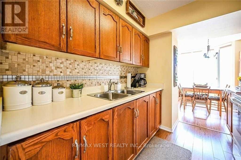 200 Limeridge Road W 406, Hamilton, ON L9C 2V4 photo 2