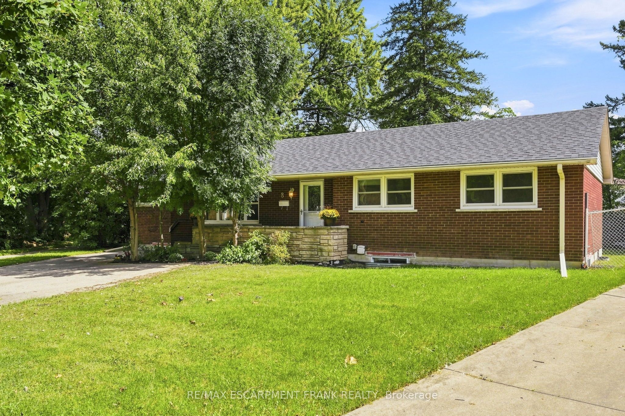 8 EMMING Court, Hamilton, ON L9C 4A2