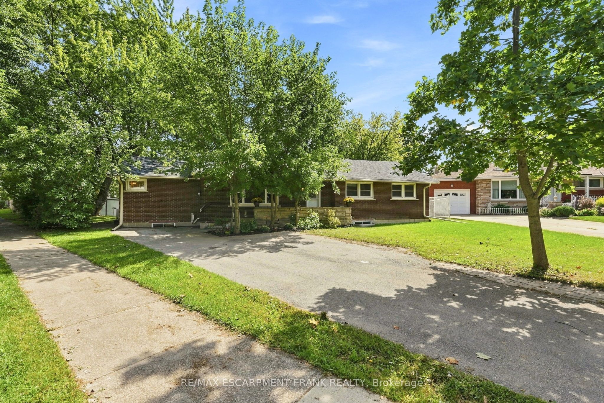 8 EMMING Court, Hamilton, ON L9C 4A2 photo 2