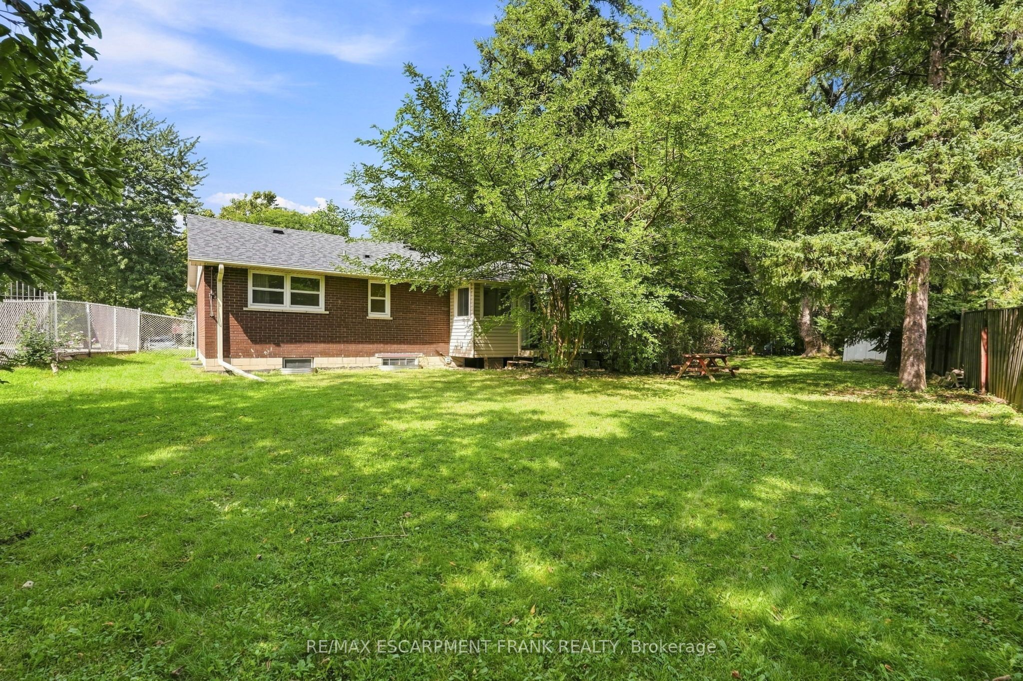 8 EMMING Court, Hamilton, ON L9C 4A2 photo 3