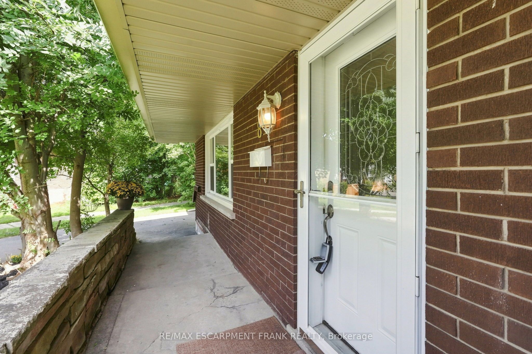 8 EMMING Court, Hamilton, ON L9C 4A2 photo 4
