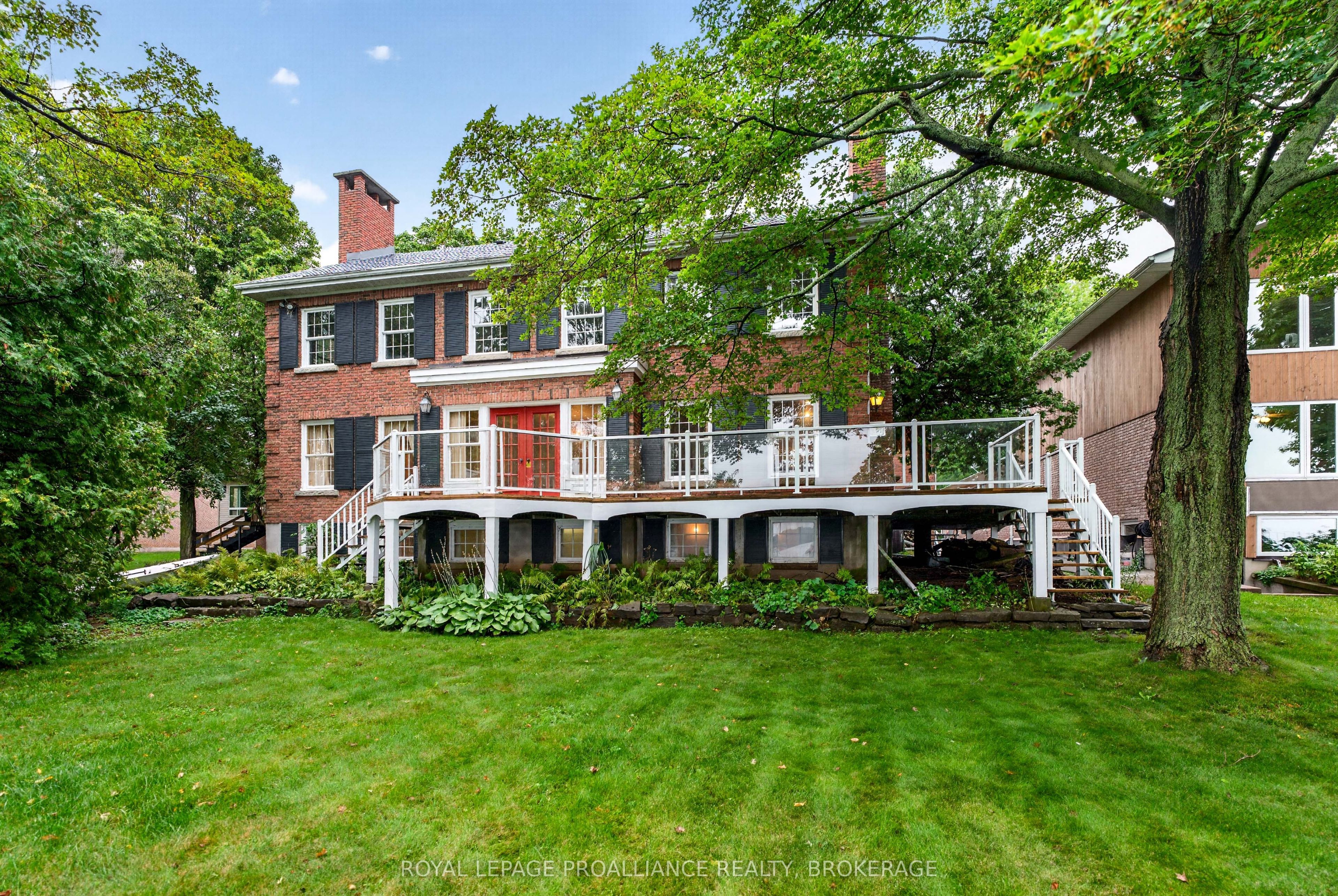 110 Lakeshore Boulevard, Kingston, ON K7M 0A5