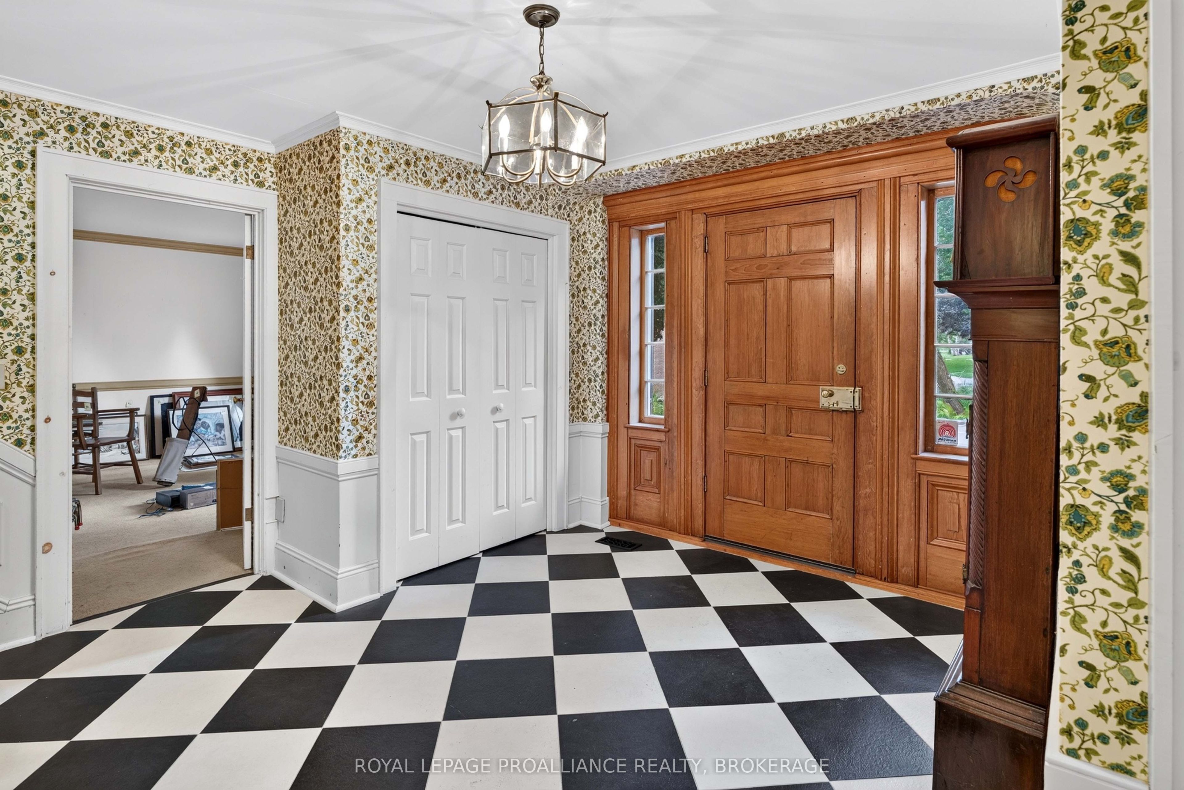 110 Lakeshore Boulevard, Kingston, ON K7M 0A5 photo 3