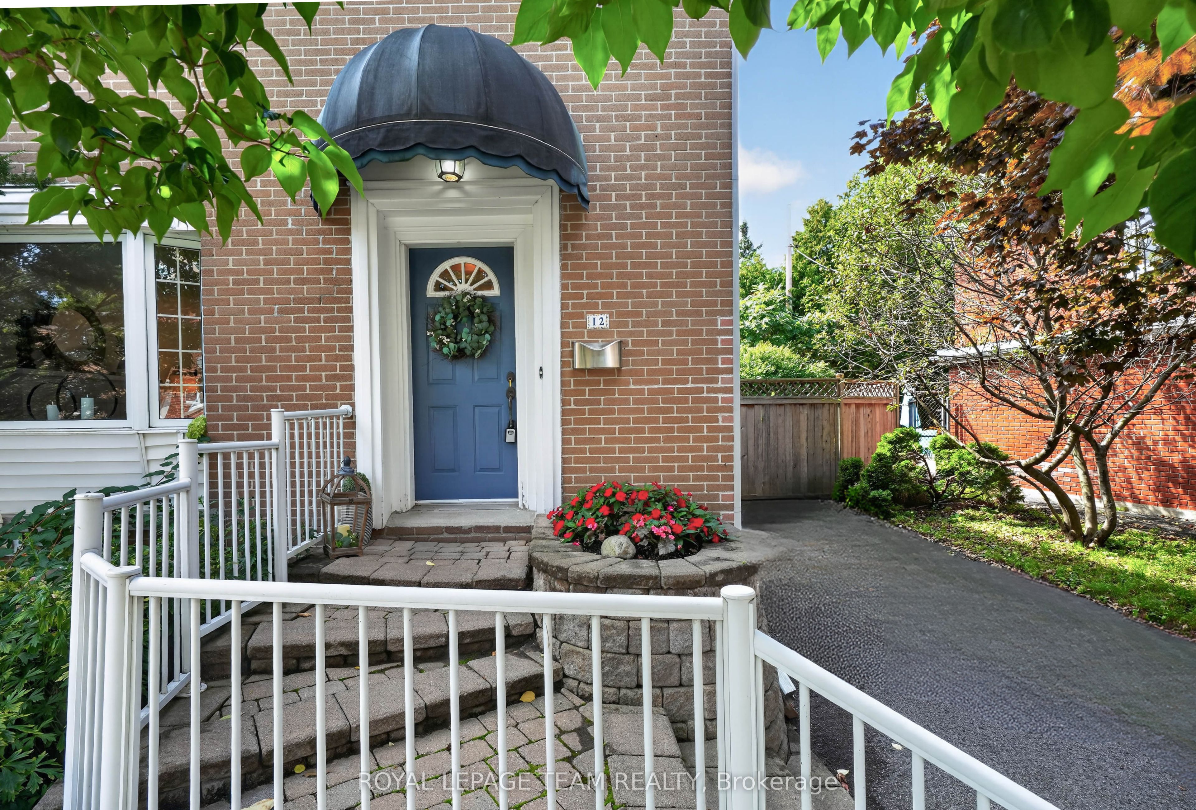 12 Lenore Place, Vanier and Kingsview Park, ON K1L 7X9 photo 2