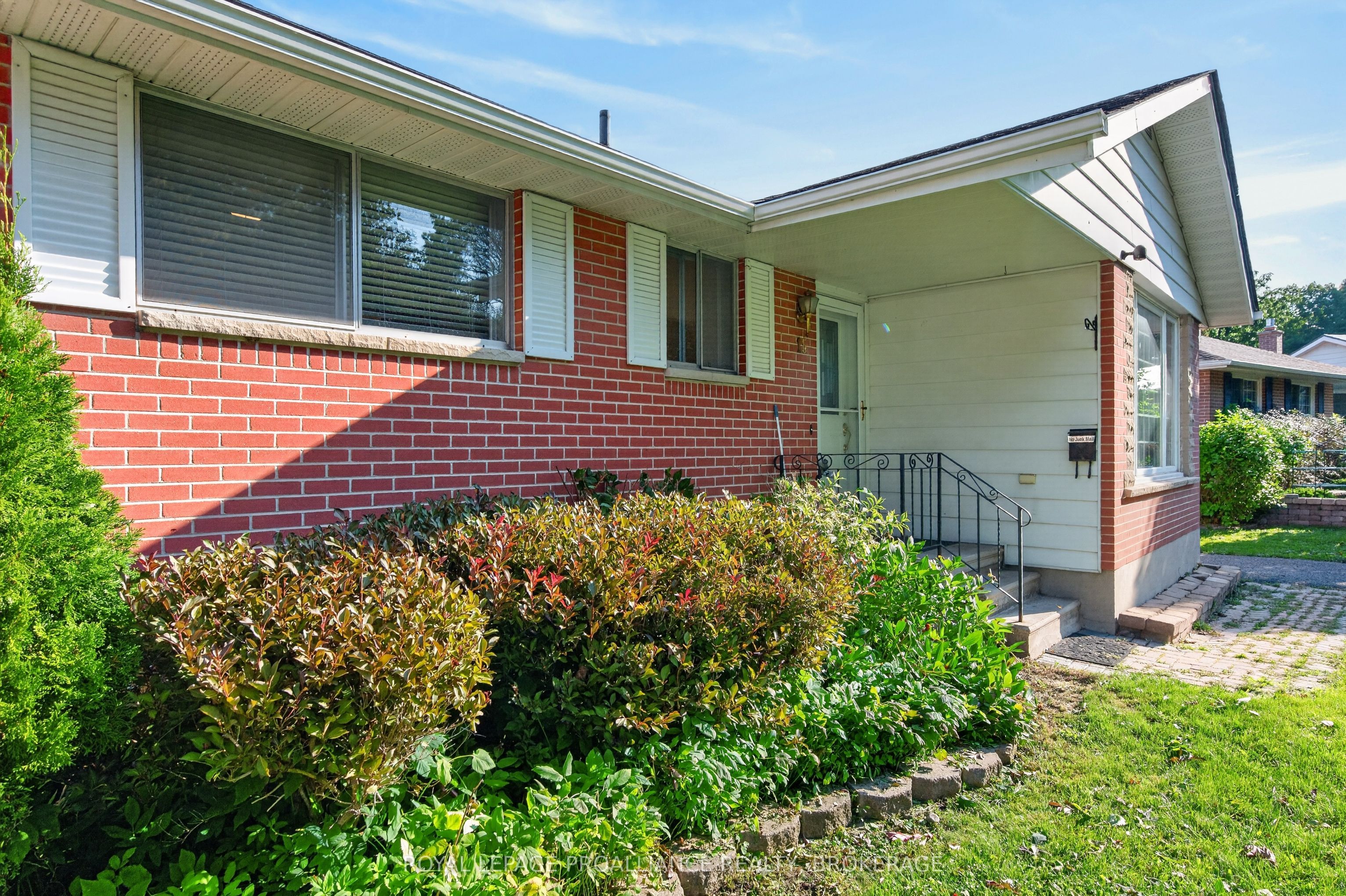 15 Hampstead, Kingston, ON K7M 3J1 photo 2