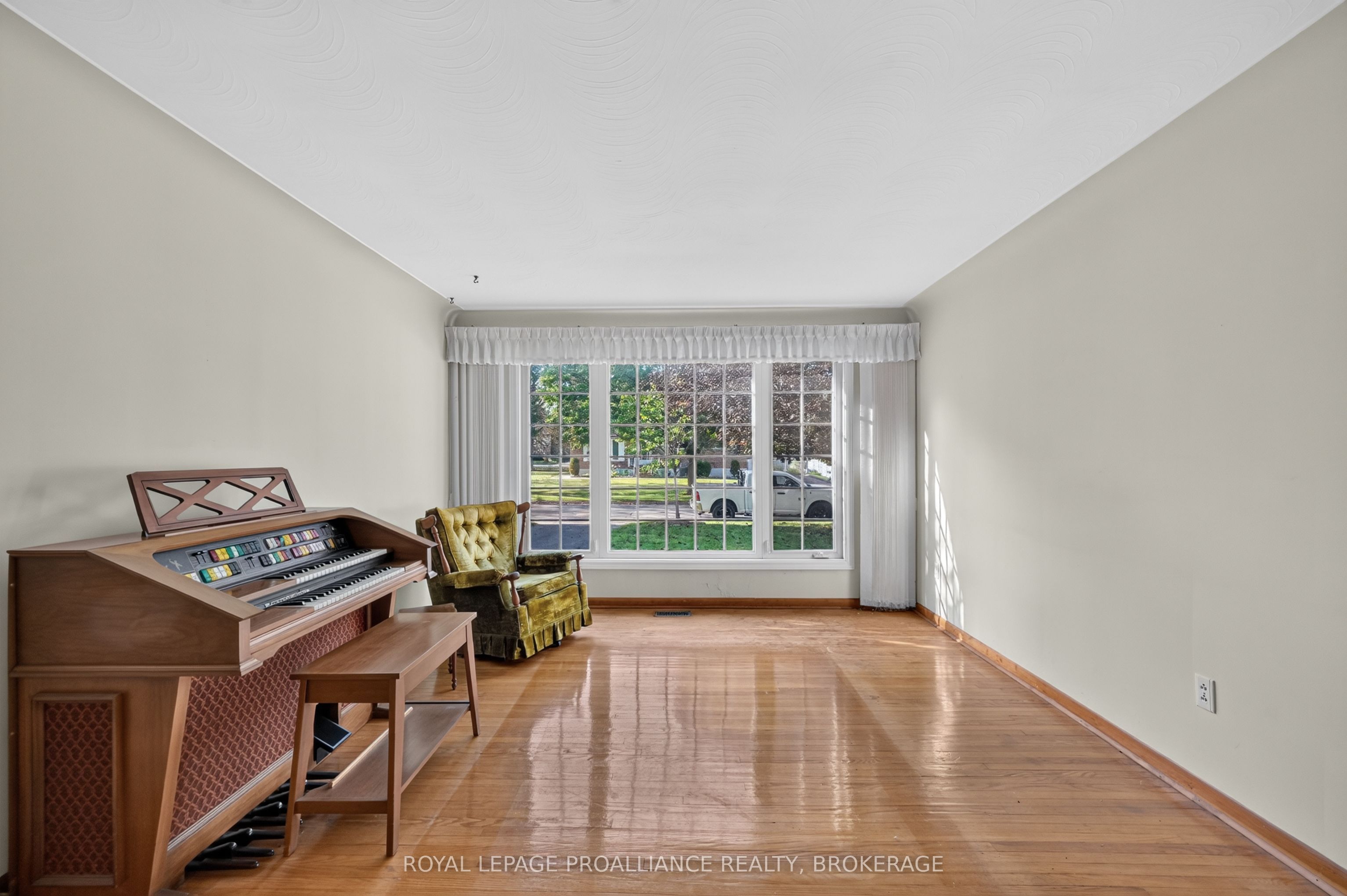15 Hampstead, Kingston, ON K7M 3J1 photo 4