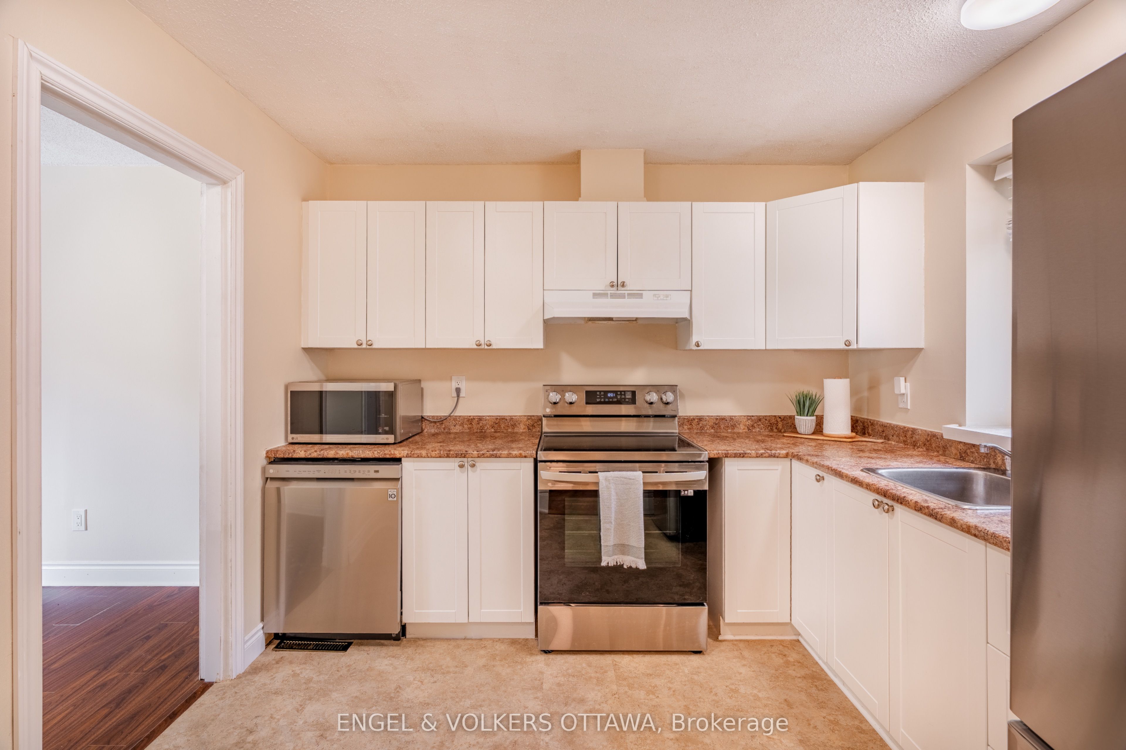 451 Moodie Drive E, Bells Corners and South to Fallowfield, ON K2H 8T6 photo 4