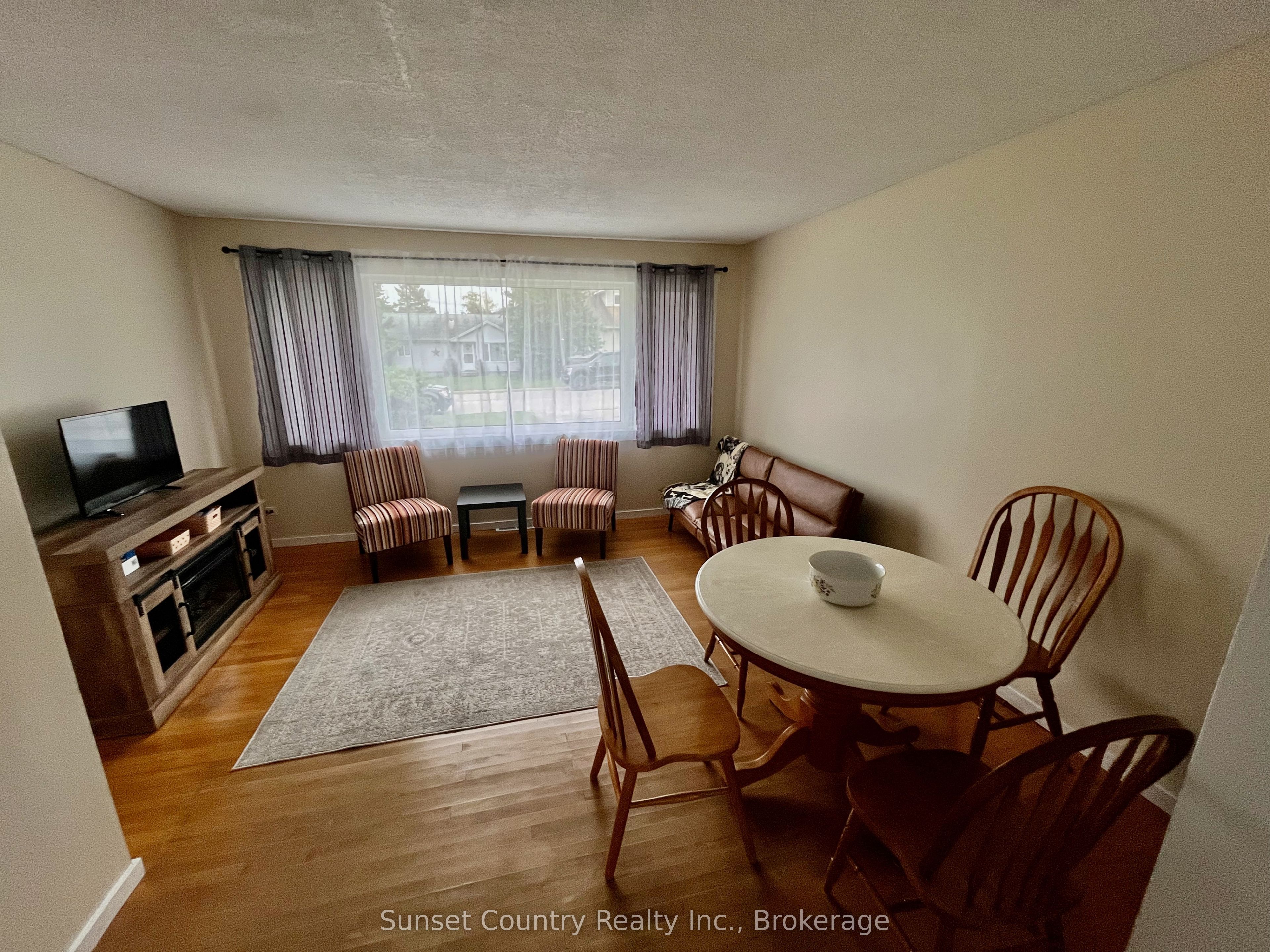 74 Elizabeth Avenue, Dryden, ON P8N 2L6 photo 2