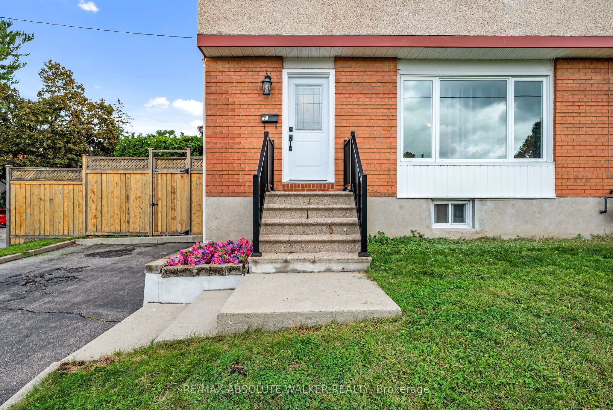 331 Britannia Road, Britannia - Lincoln Heights and Area, ON K2B 5X7 photo 3