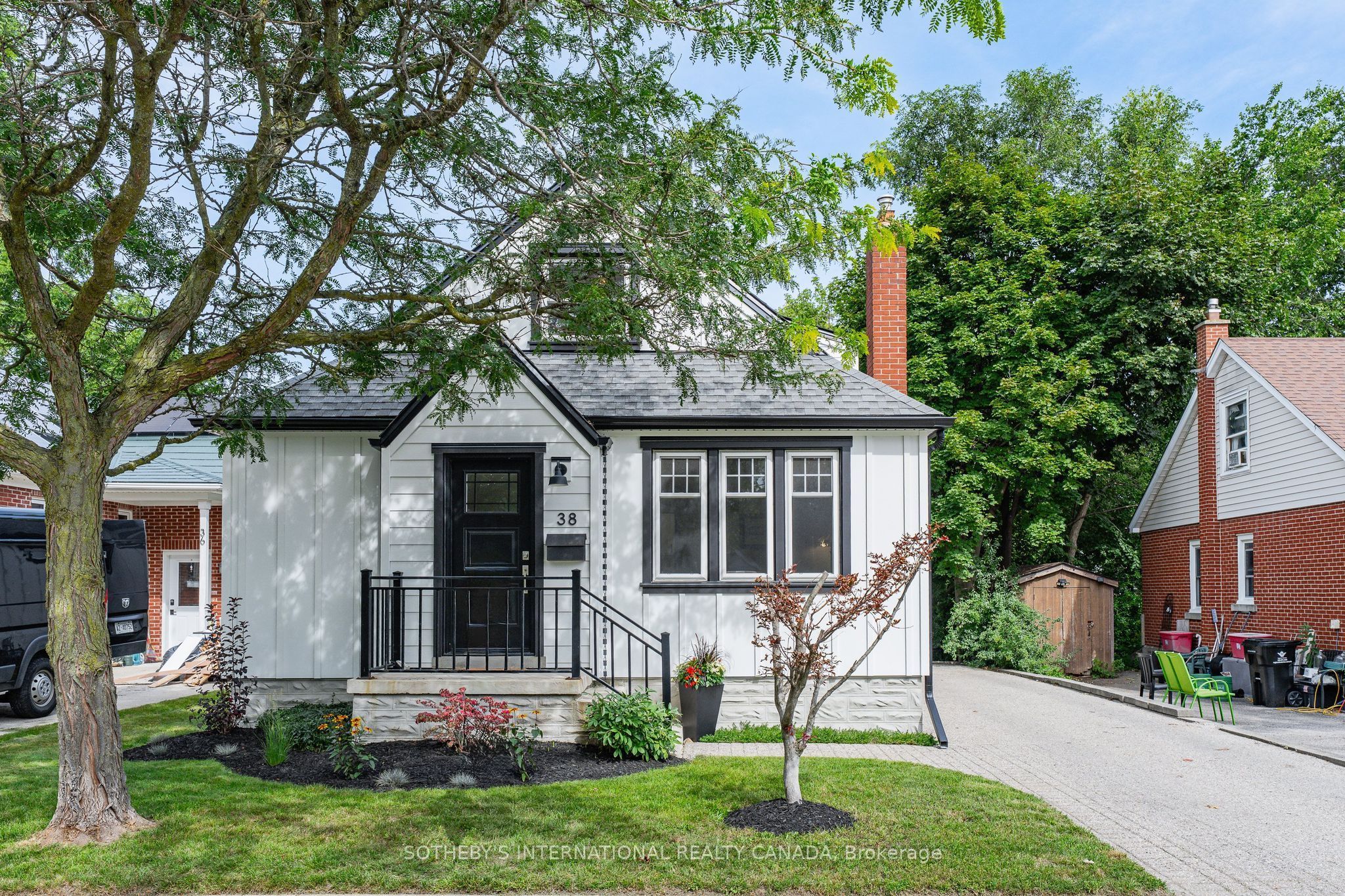 38 Roslin Avenue S, Waterloo, ON N2L 2P8 photo 2