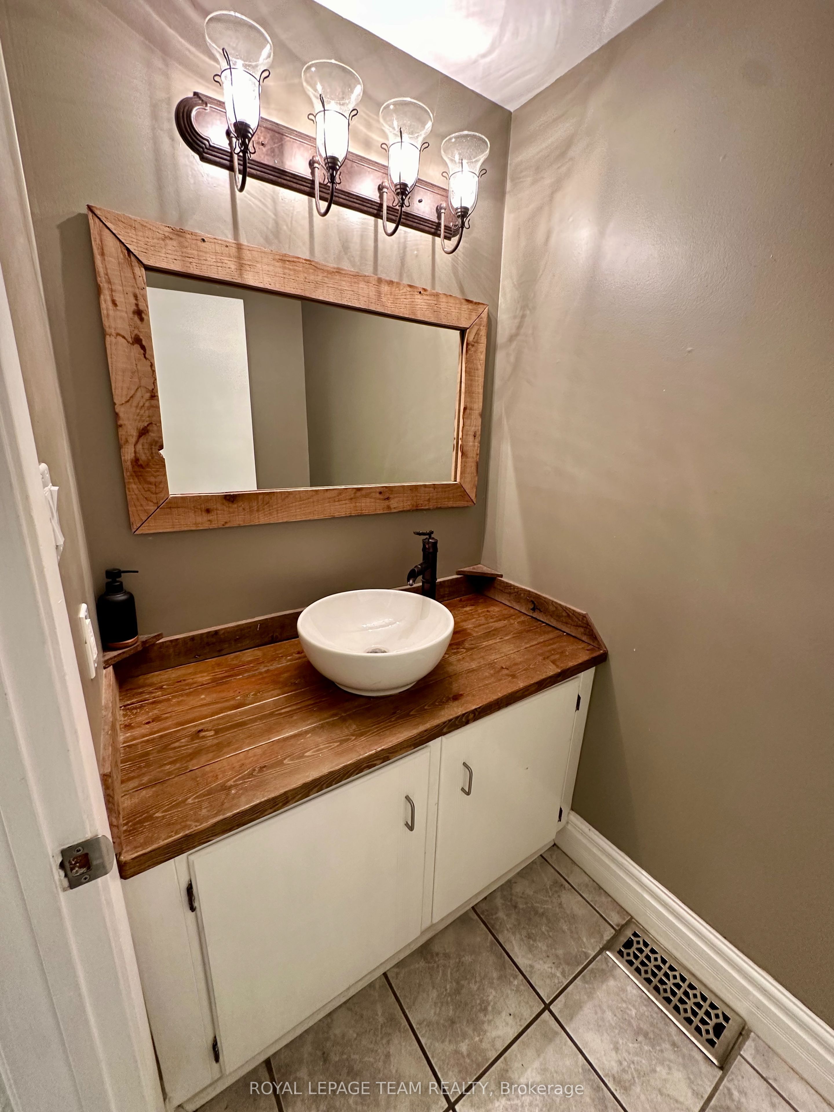 87 GLEN PARK Drive, Blackburn Hamlet, ON K1B 3Z1 photo 4