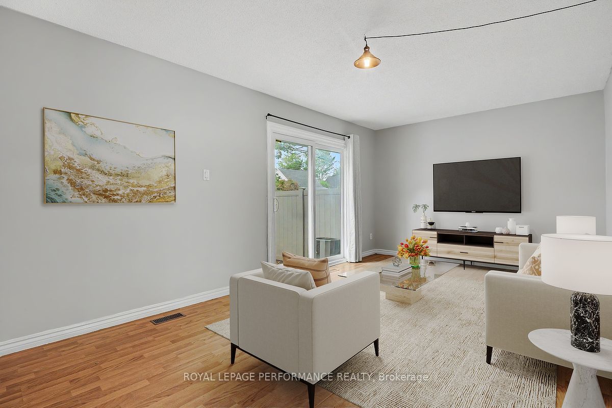 1394 Ridgebrook Drive, Cyrville - Carson Grove - Pineview, ON K1B 4T2 photo 3