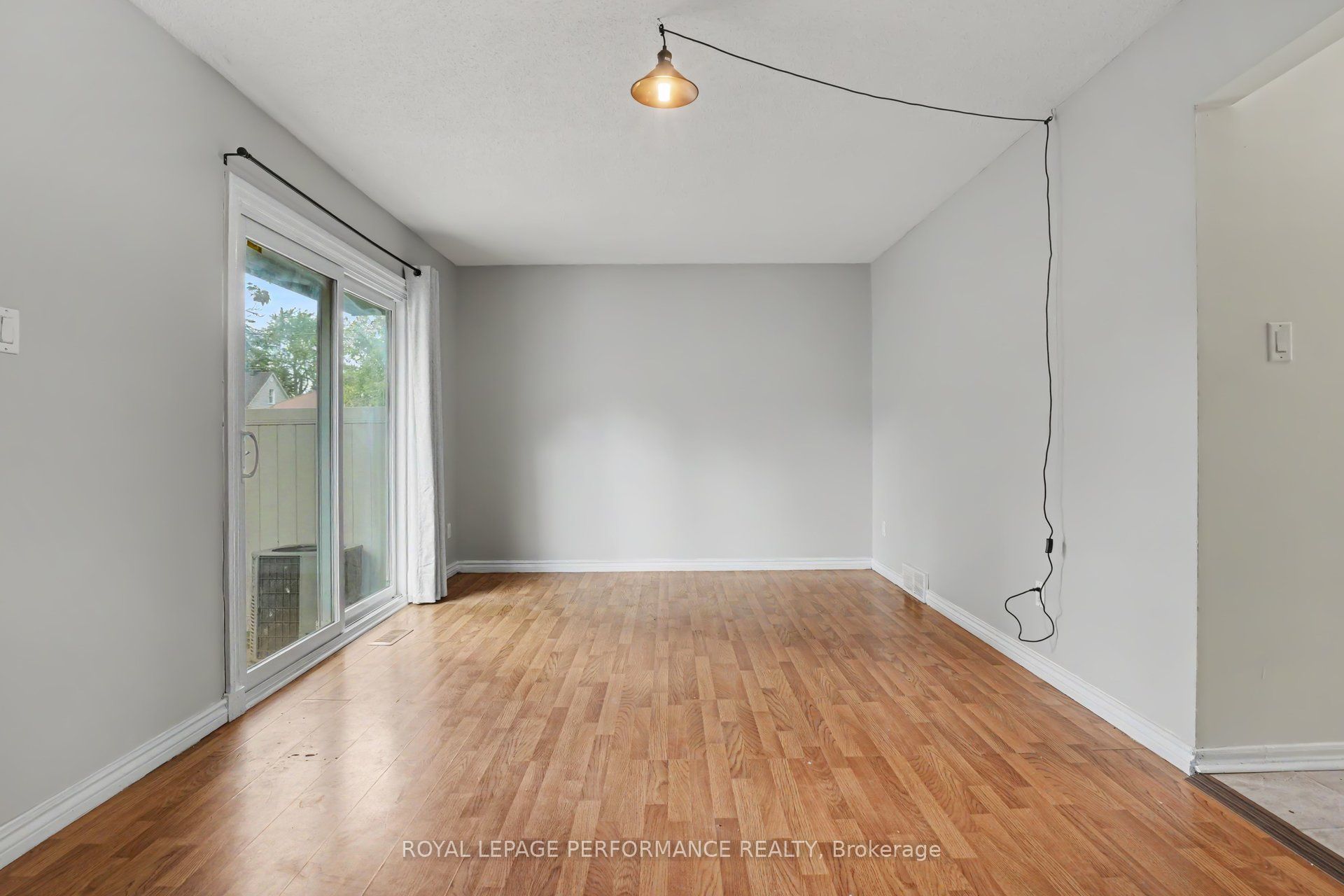 1394 Ridgebrook Drive, Cyrville - Carson Grove - Pineview, ON K1B 4T2 photo 4