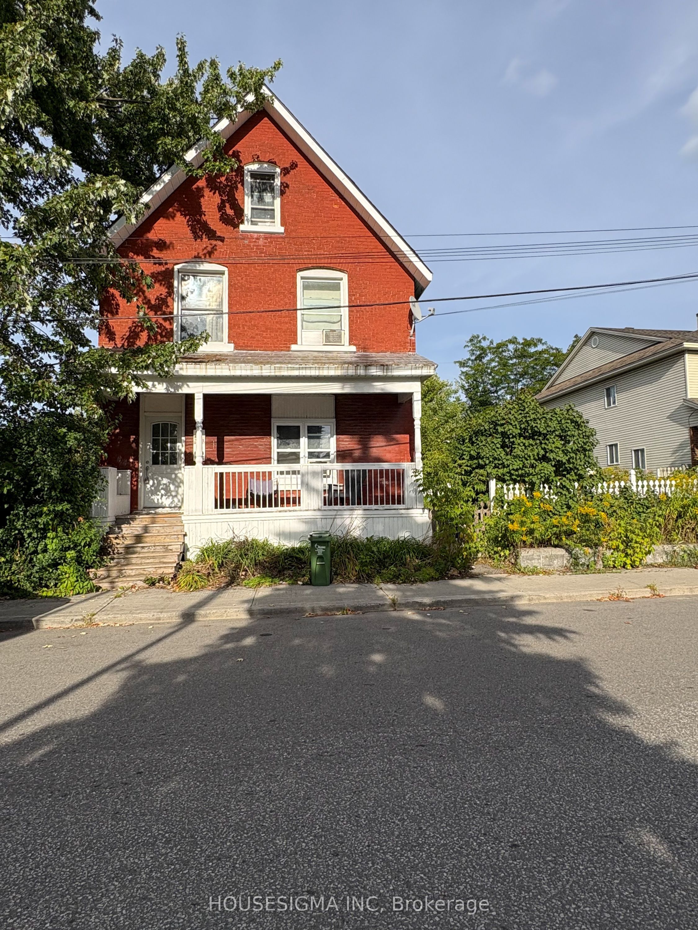 301 Cyr Avenue, Vanier and Kingsview Park, ON K1L 7N6