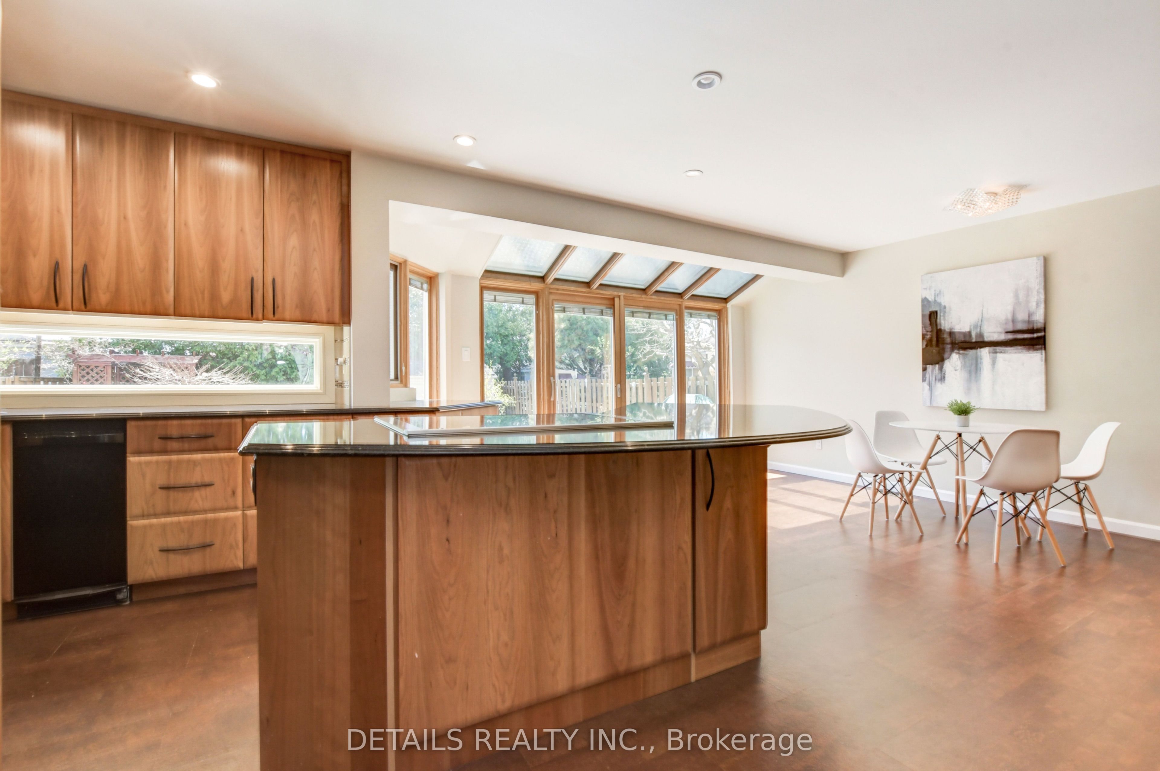 4388 Whittaker Crescent, Cyrville - Carson Grove - Pineview, ON K1B 4P2 photo 2