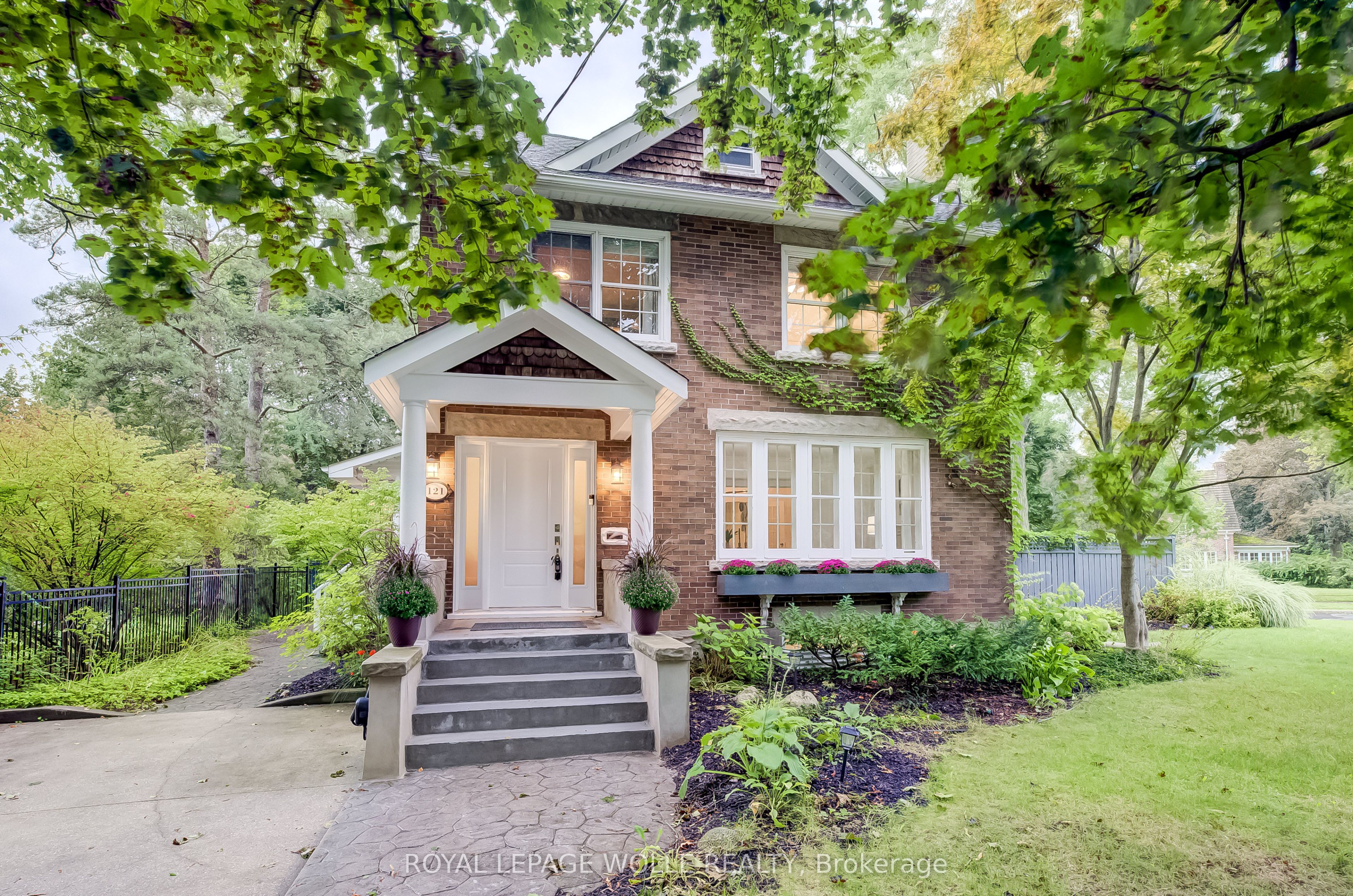 121 Allen Street W, Waterloo, ON N2L 1E8