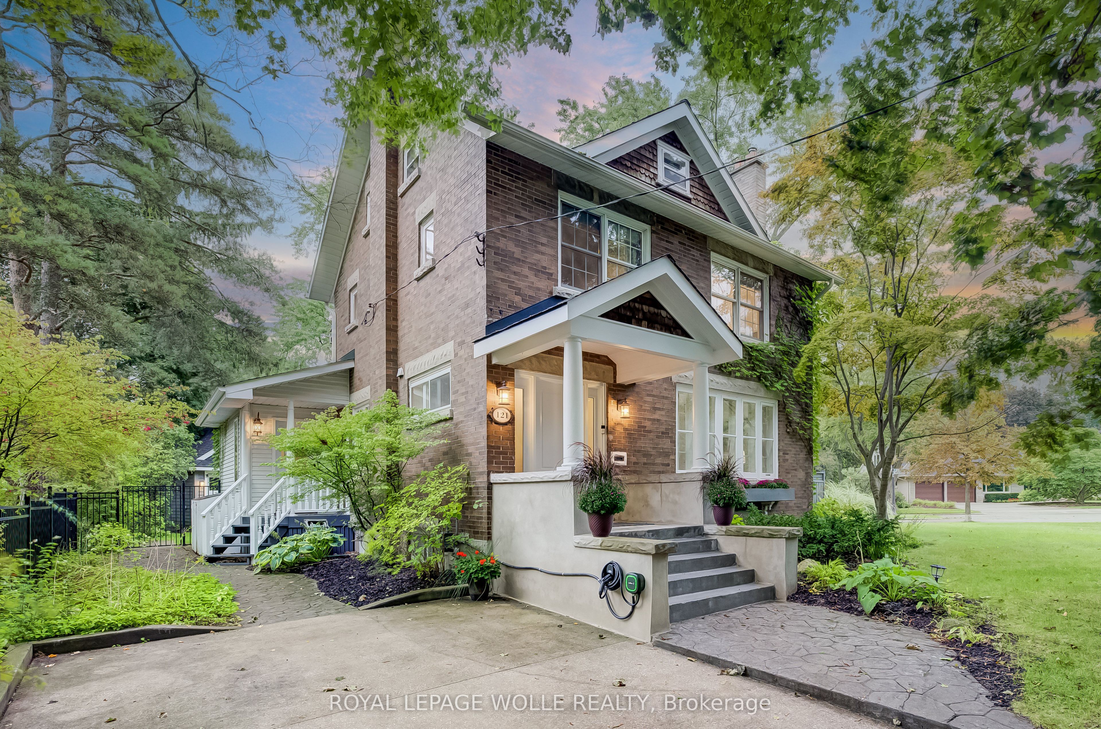 121 Allen Street W, Waterloo, ON N2L 1E8 photo 4