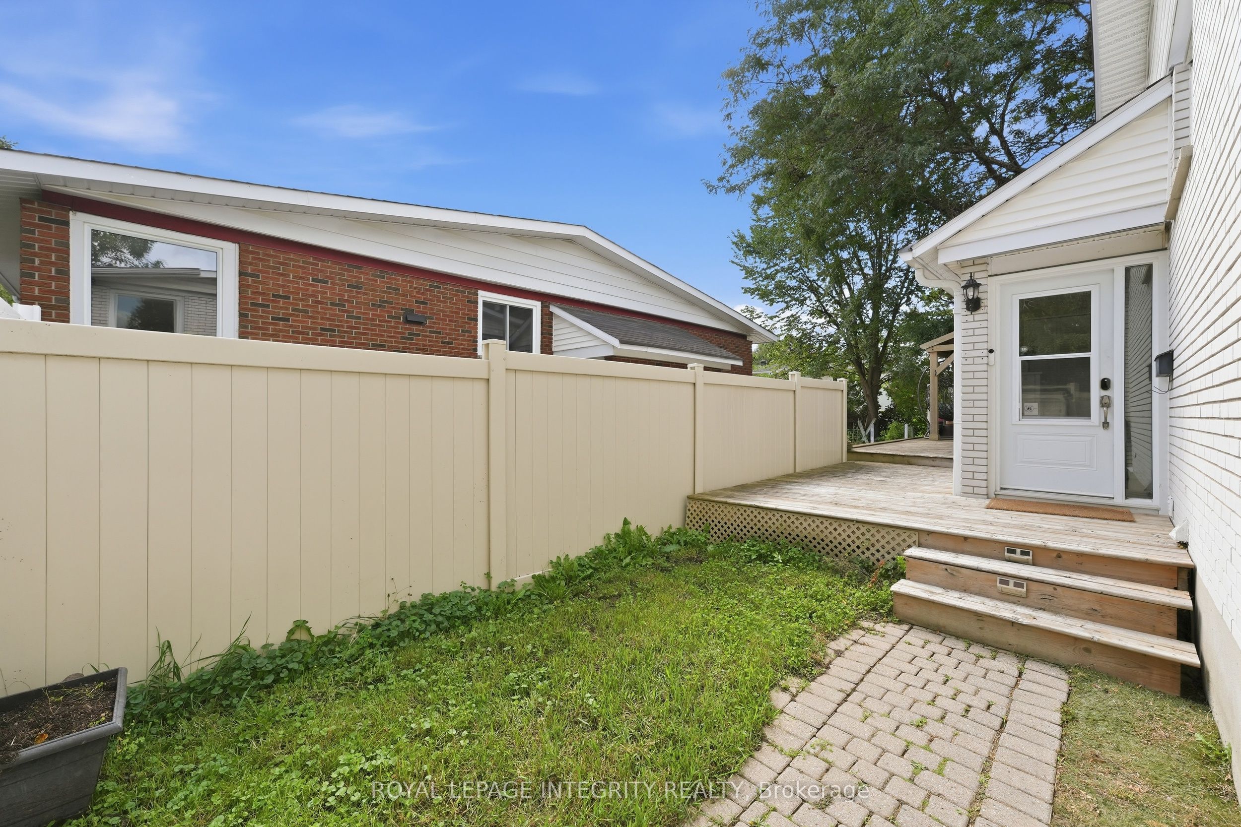 26 Woodmount Crescent, Cityview - Parkwoods Hills - Rideau Shore, ON K2E 5R1 photo 3
