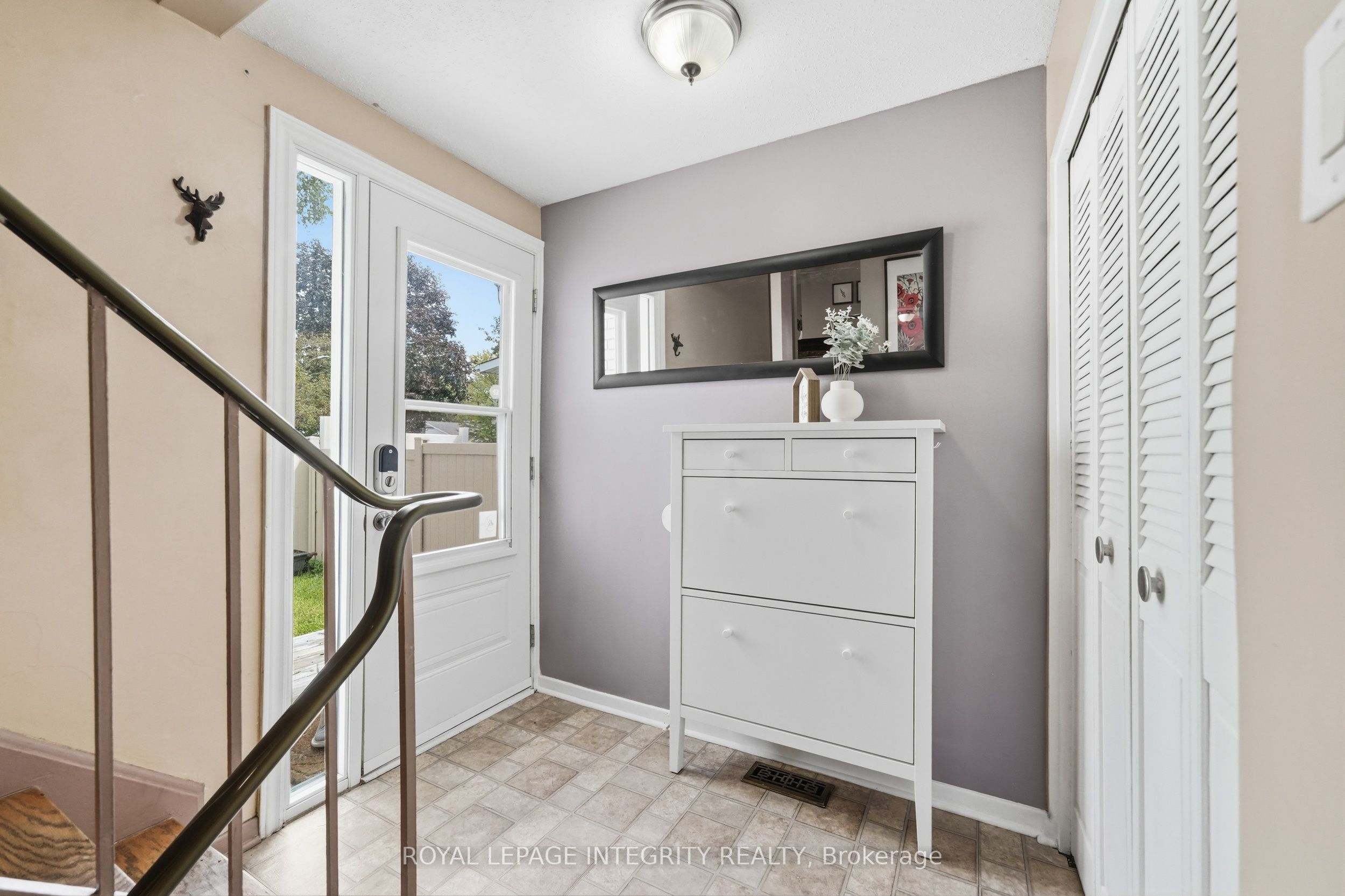 26 Woodmount Crescent, Cityview - Parkwoods Hills - Rideau Shore, ON K2E 5R1 photo 4