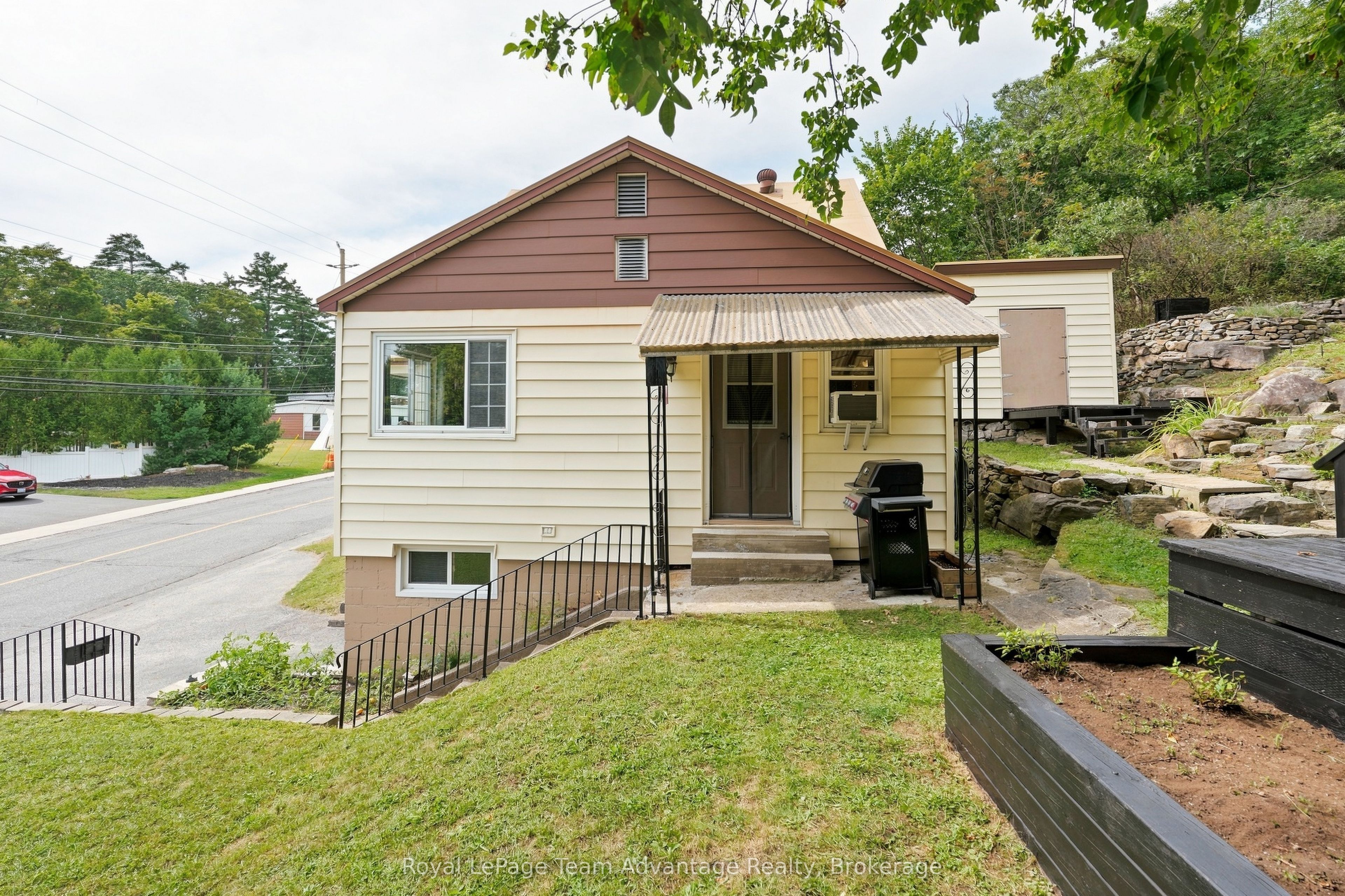 65 Isabella Street, Parry Sound, ON P2A 1M6 photo 3