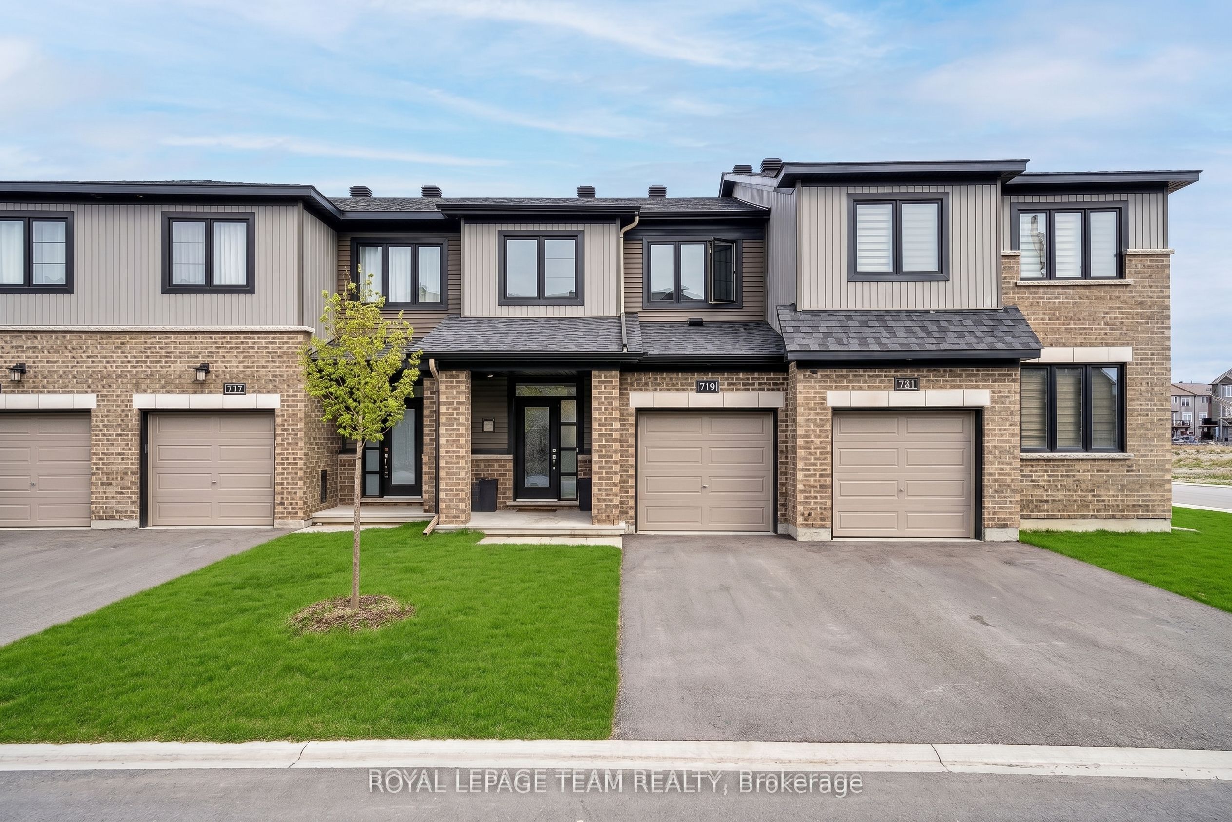 719 DONERAILE Walk, Barrhaven, ON K2J 7B9