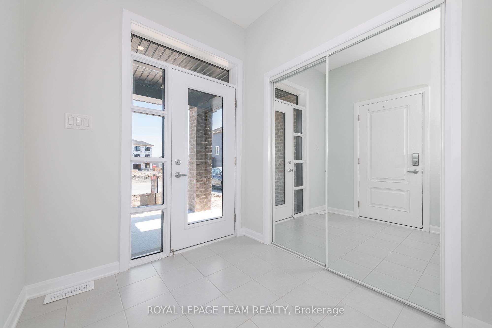 719 DONERAILE Walk, Barrhaven, ON K2J 7B9 photo 2