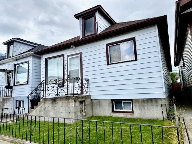 617 McTavish Street, Thunder Bay, ON P7C 3C5 photo 2