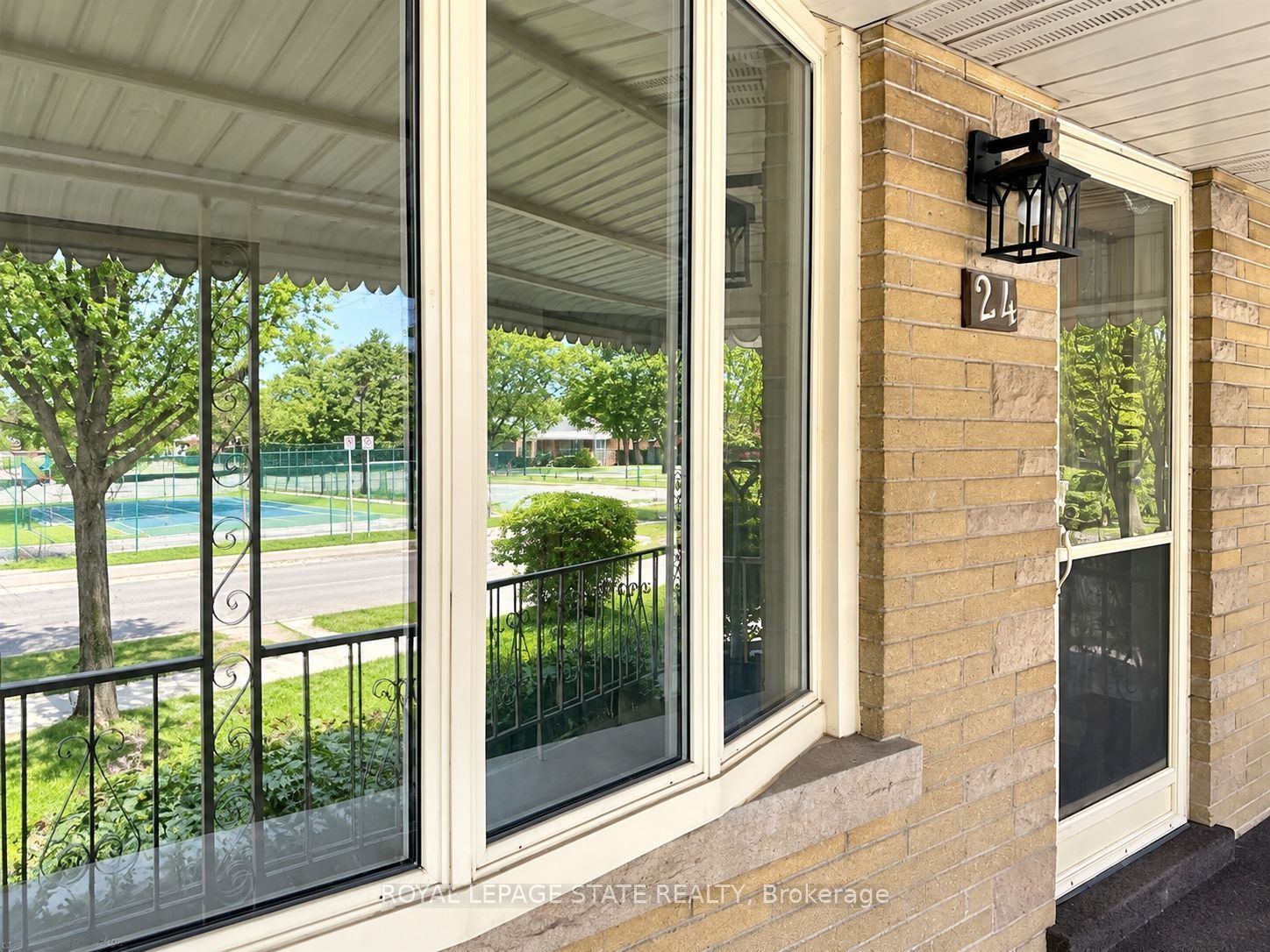 24 Sandalwood Avenue Upper, Hamilton, ON L8T 2E3 photo 2