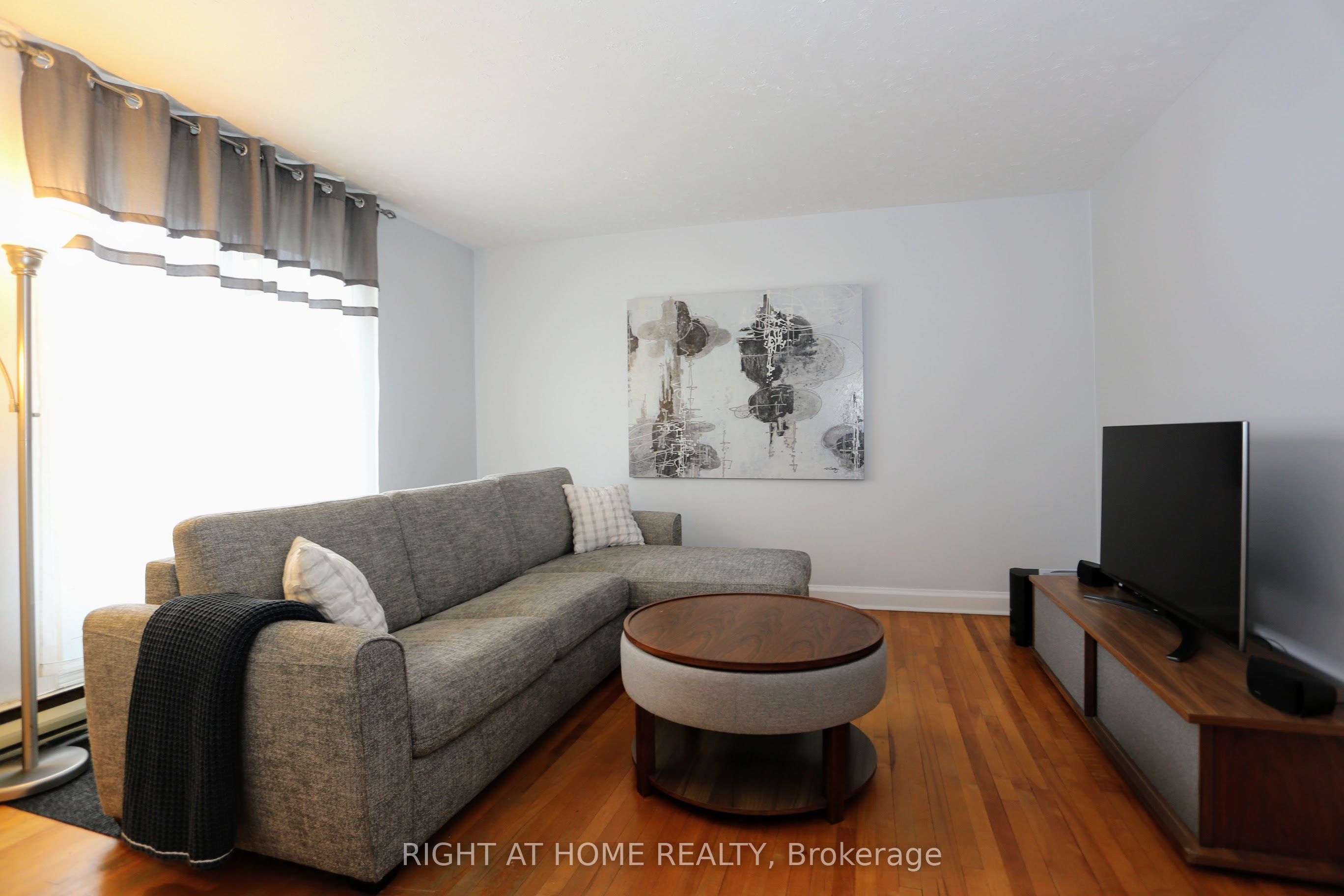 323 Levis Avenue, Vanier and Kingsview Park, ON K1L 6H1 photo 2