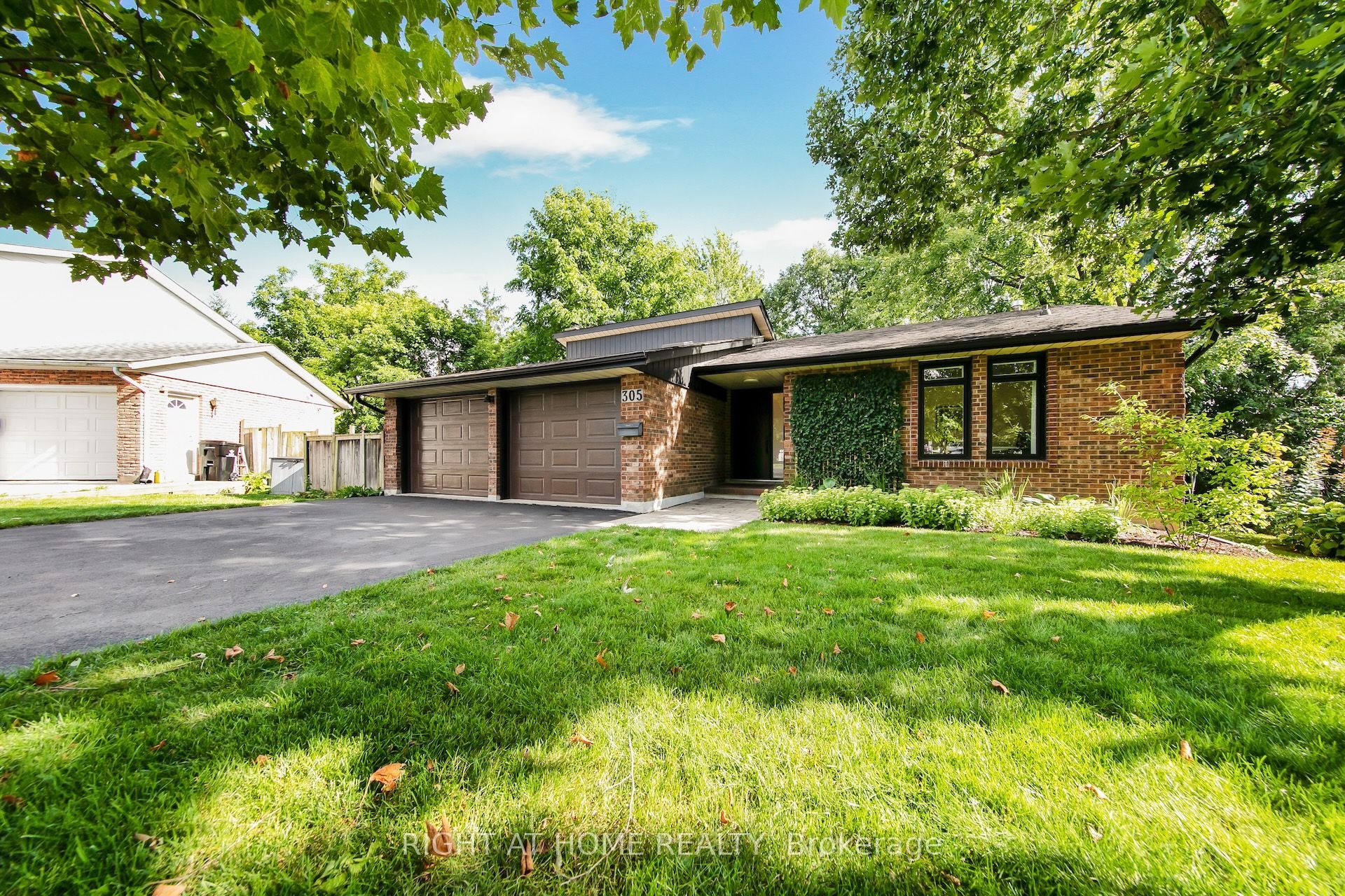 305 Daleside Place N, Waterloo, ON N2L 5M4