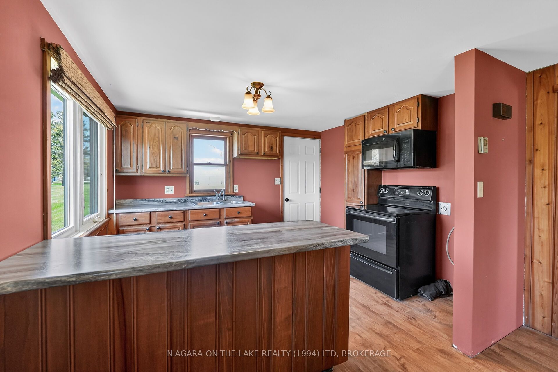 527 Empire Road, Port Colborne, ON L0S 1R0 photo 2