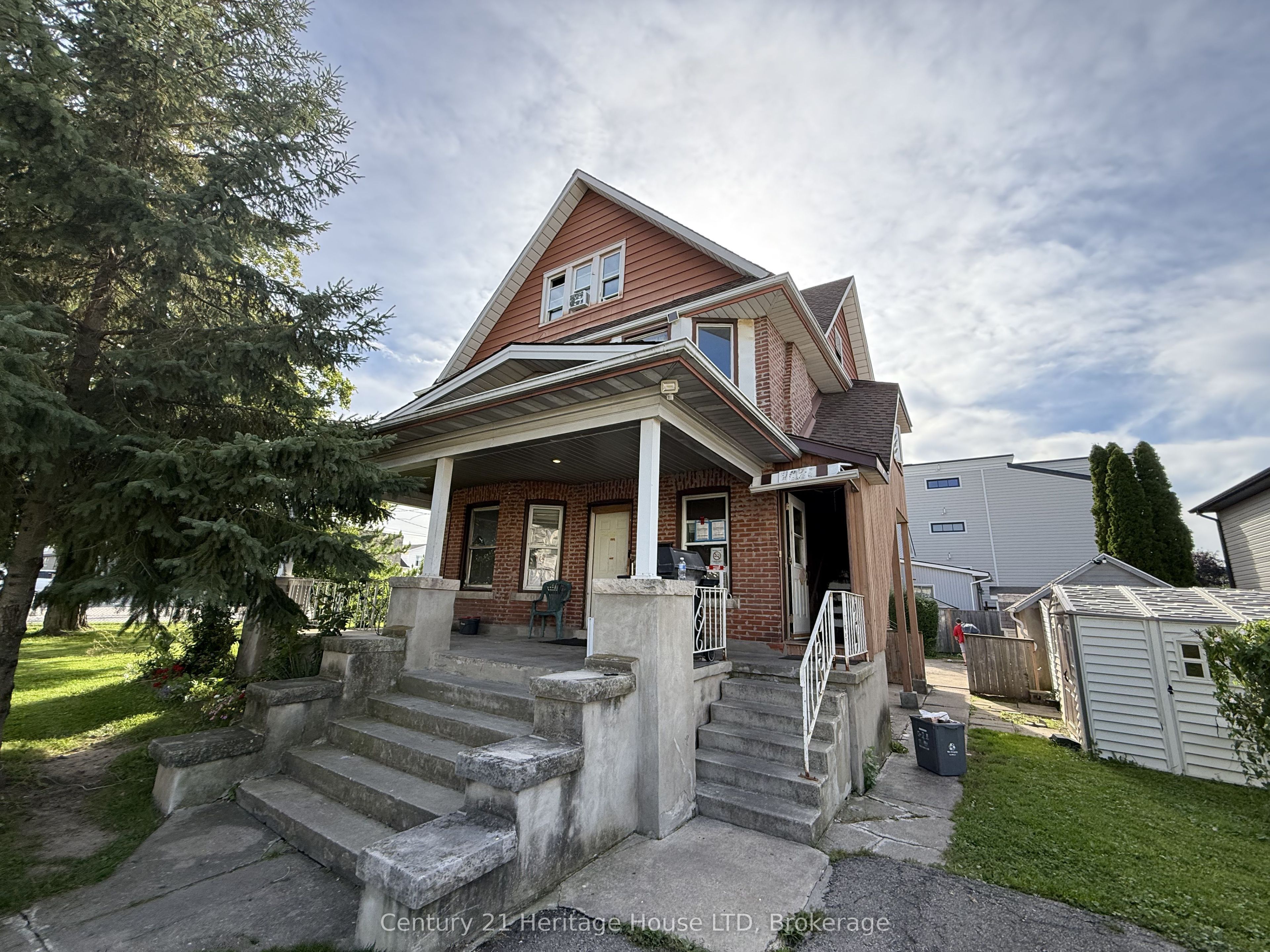 31 Pine Street N, Thorold, ON L2V 2P1 photo 2