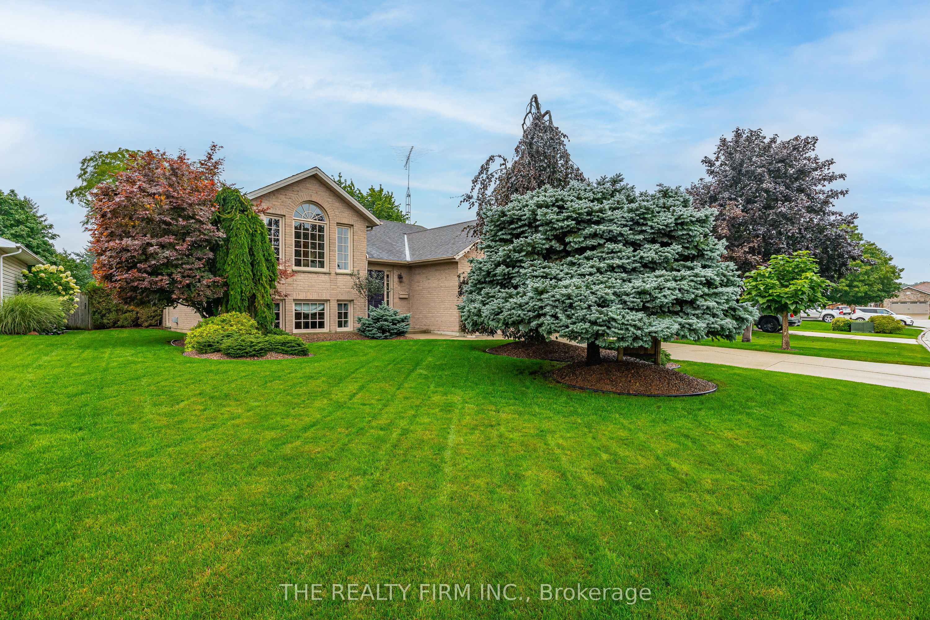 4077 Pine Crescent, Petrolia, ON N0N 1R0 photo 2
