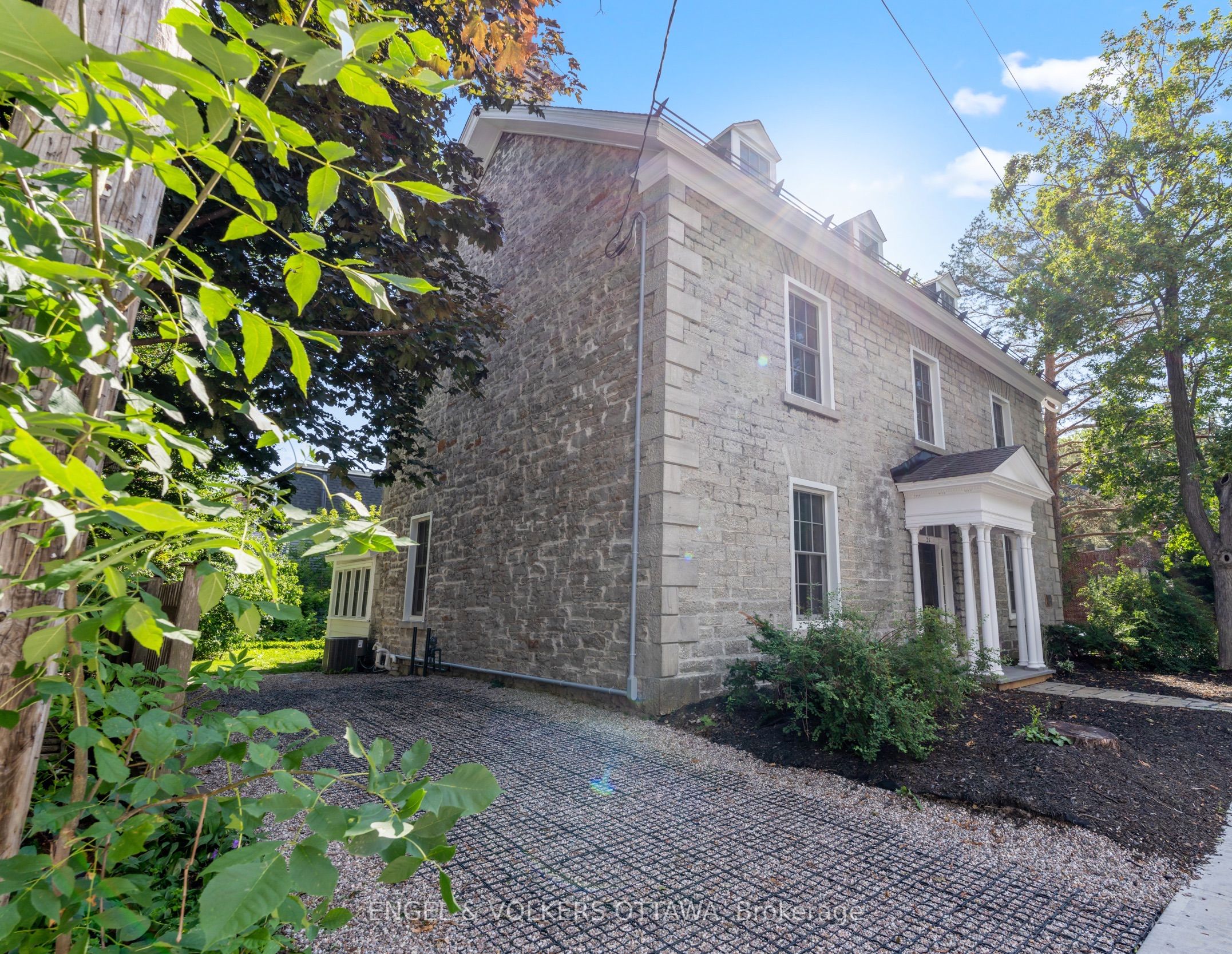 35 Mackay Street, New Edinburgh - Lindenlea, ON K1M 2B2 photo 2