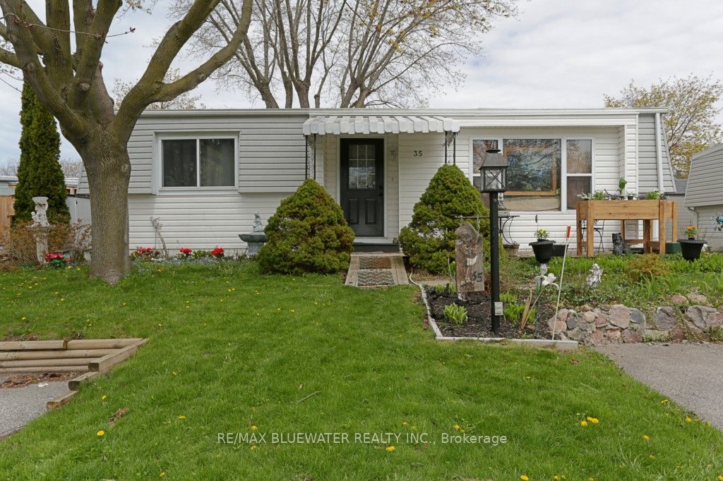 35 Pebble Beach Parkway, South Huron, ON N0M 1T0