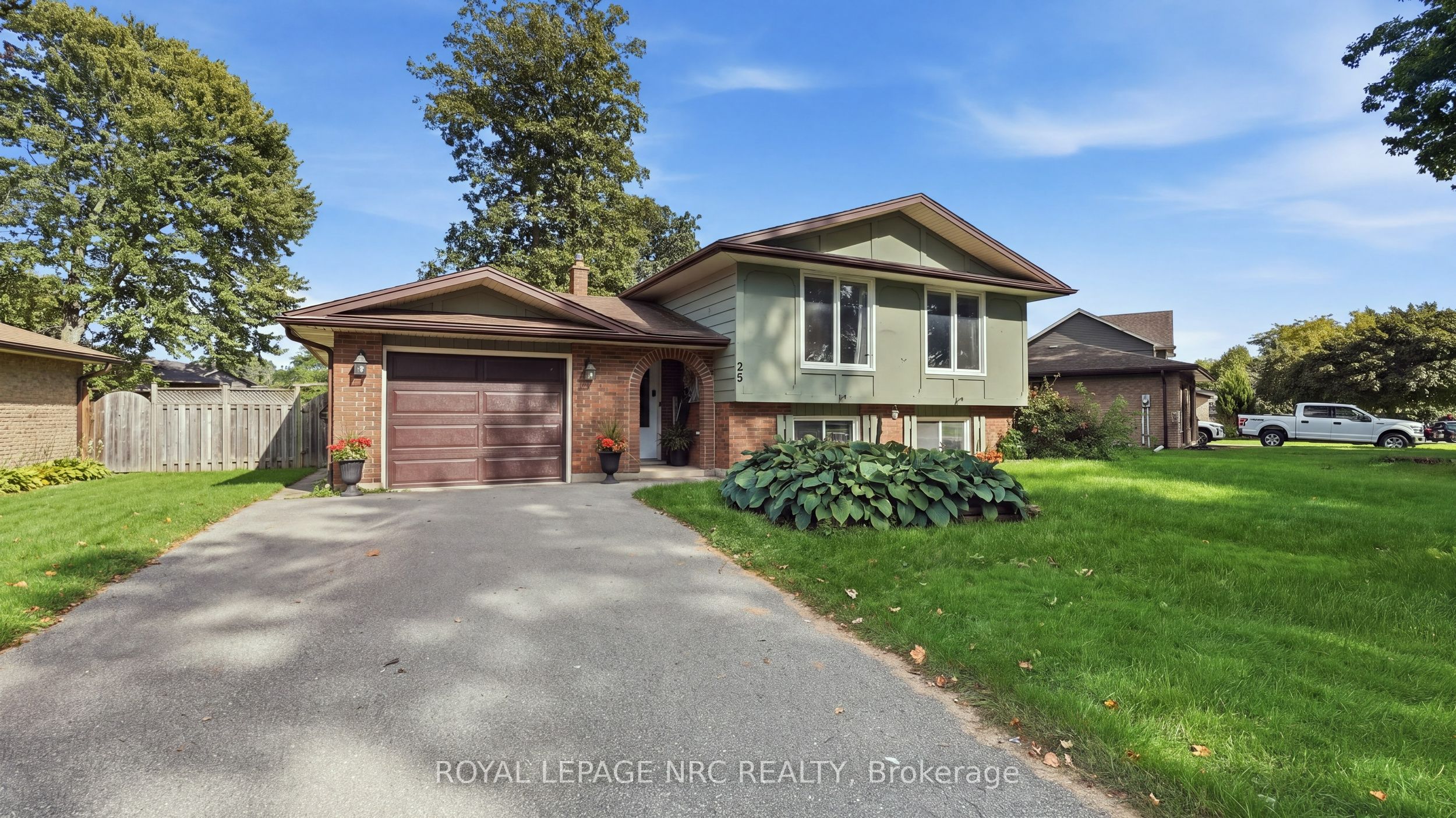 25 Sherwood Forest Trail, Welland, ON L3C 5X7 photo 3