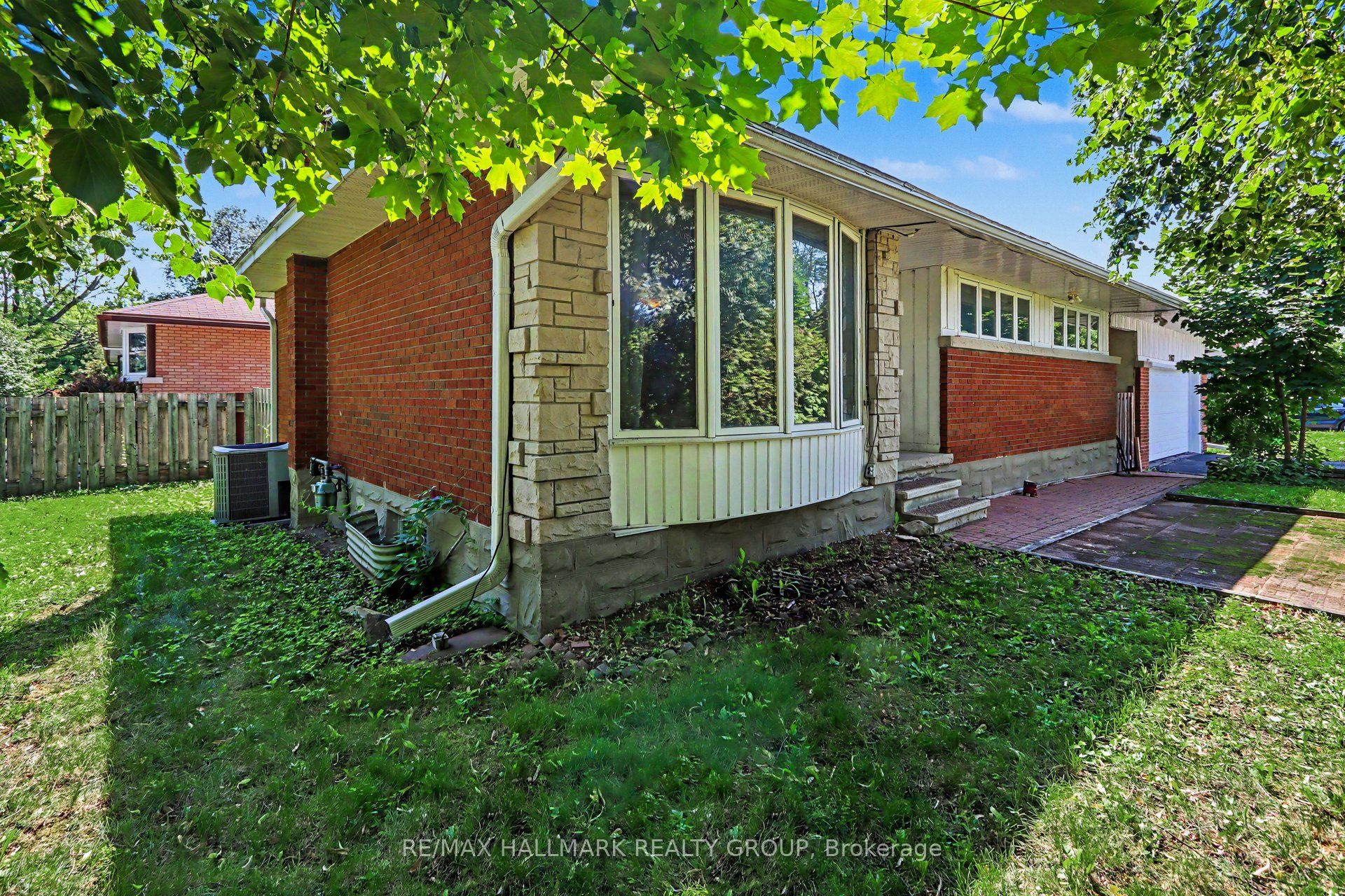 2067 Bangor Street, Elmvale Acres and Area, ON K1G 2X6 photo 3