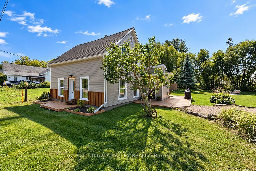 733 Calvin Road, Whitewater Region, ON K0J 1Y0