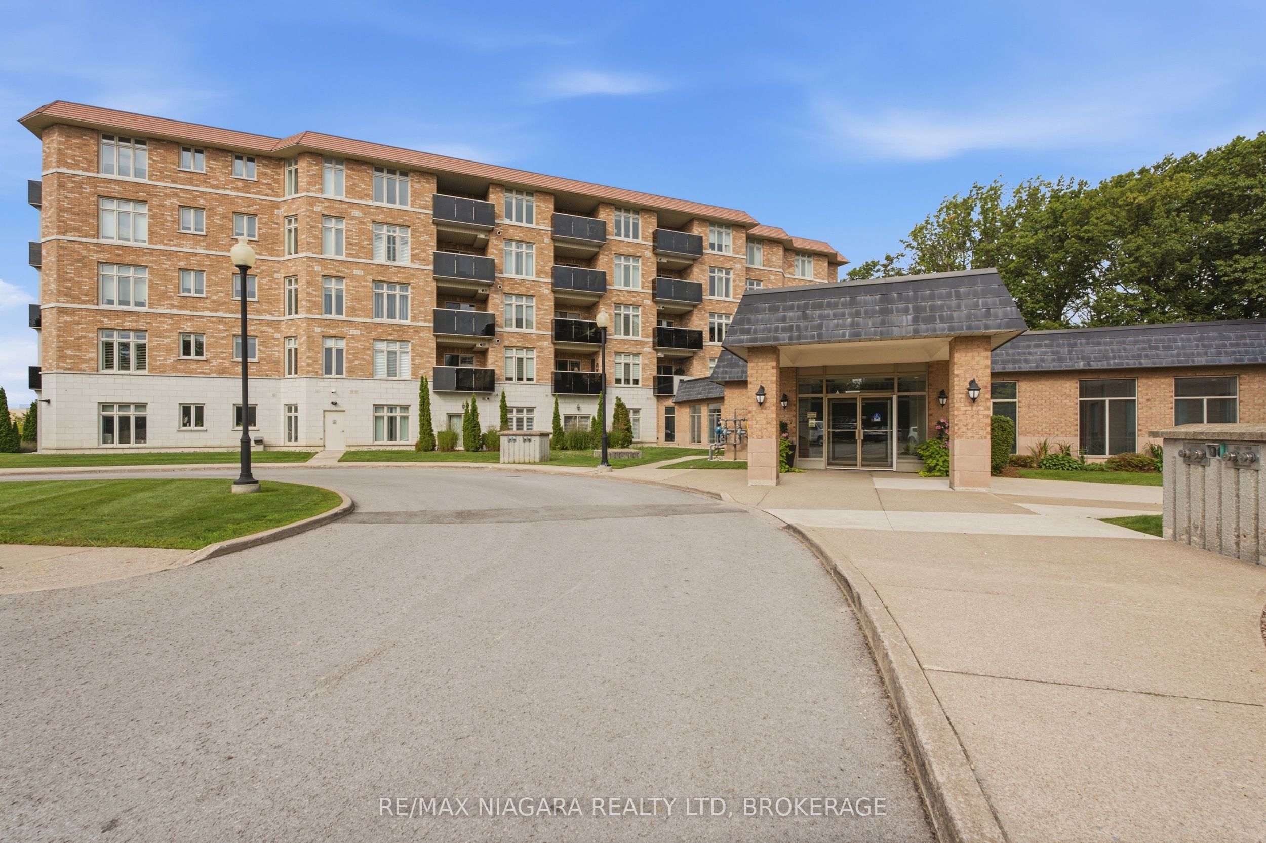 8111 Forest Glen Drive 424, Niagara Falls, ON L2H 2Y7 photo 2