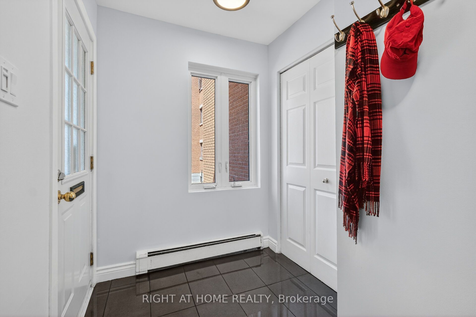 43 Crispin Private, Manor Park - Cardinal Glen and Area, ON K1K 2T7 photo 2