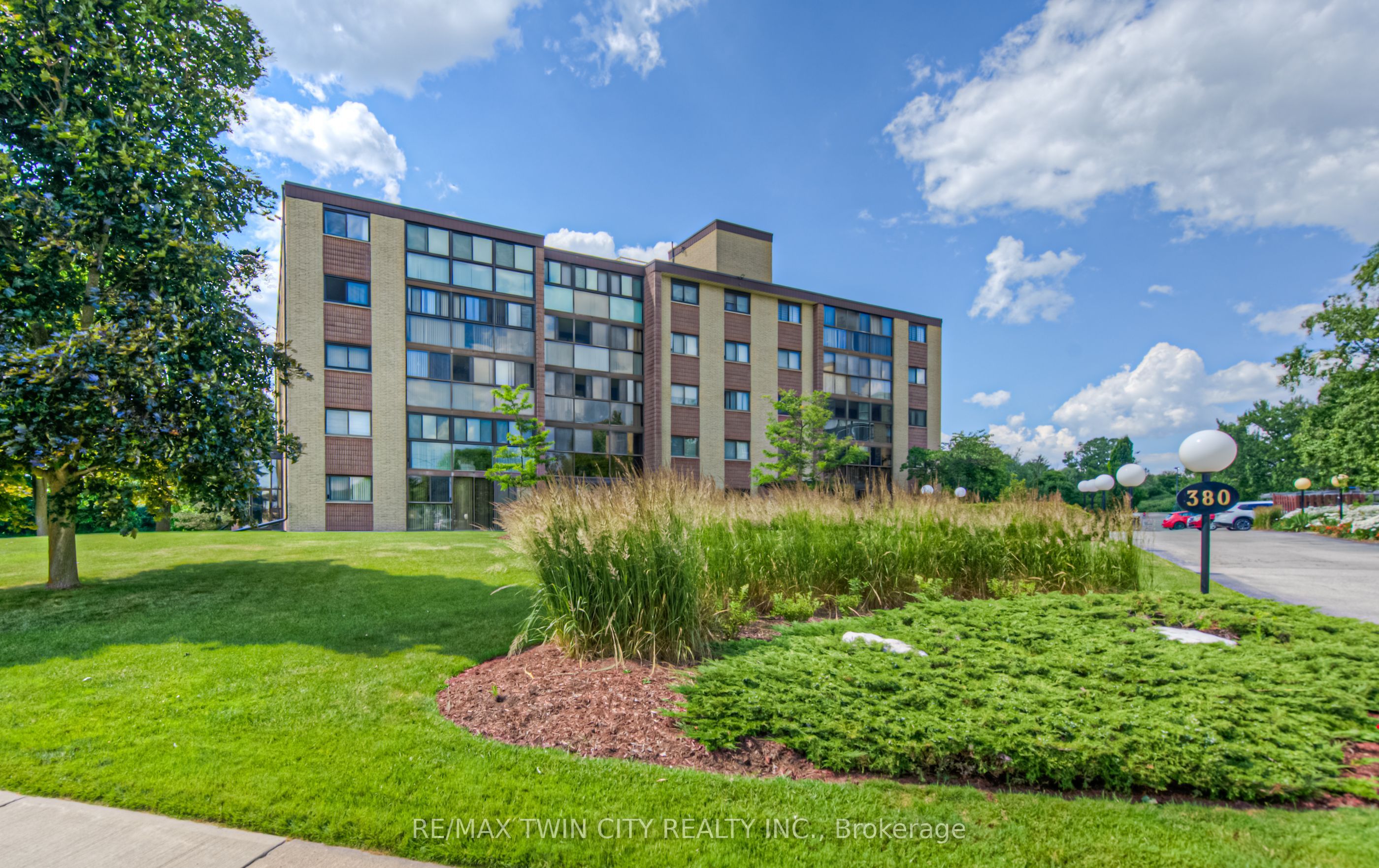 380 Champlain Boulevard 205, Cambridge, ON N1R 7J6 photo 2