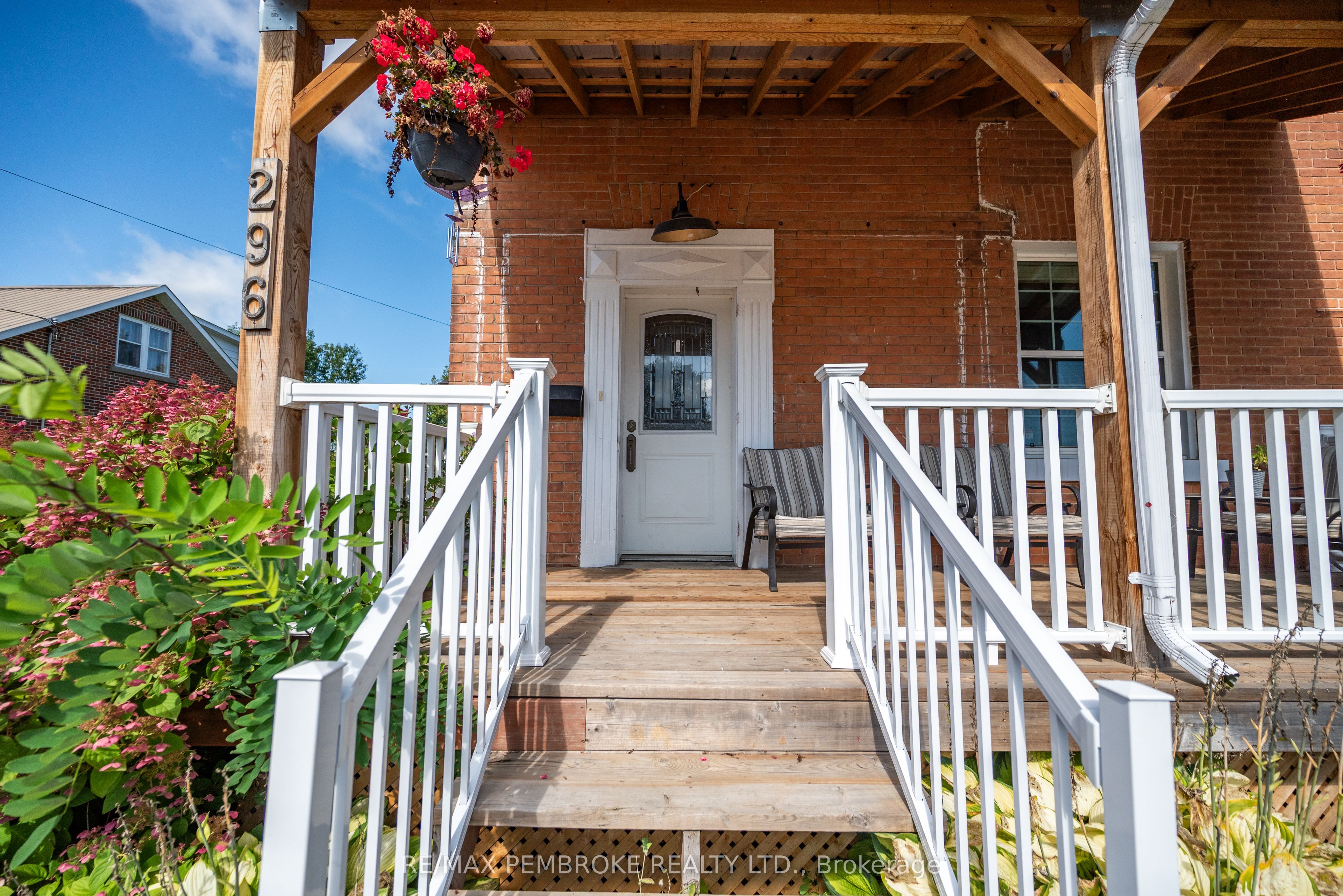 296 First Avenue N, Pembroke, ON K8A 5C2 photo 2