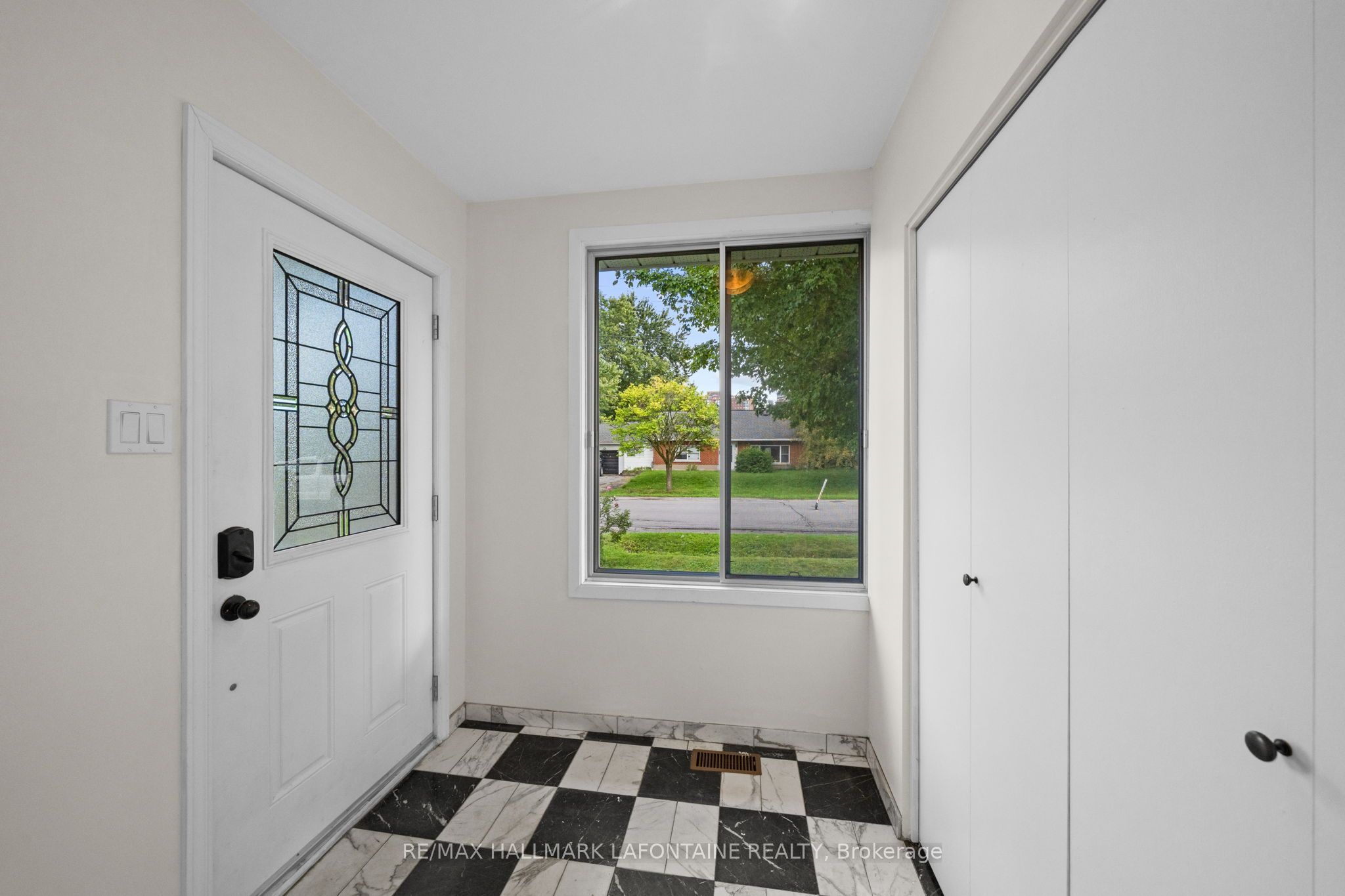828 Roseview Avenue, Britannia Heights - Queensway Terrace N and Area, ON K2B 6J4 photo 4