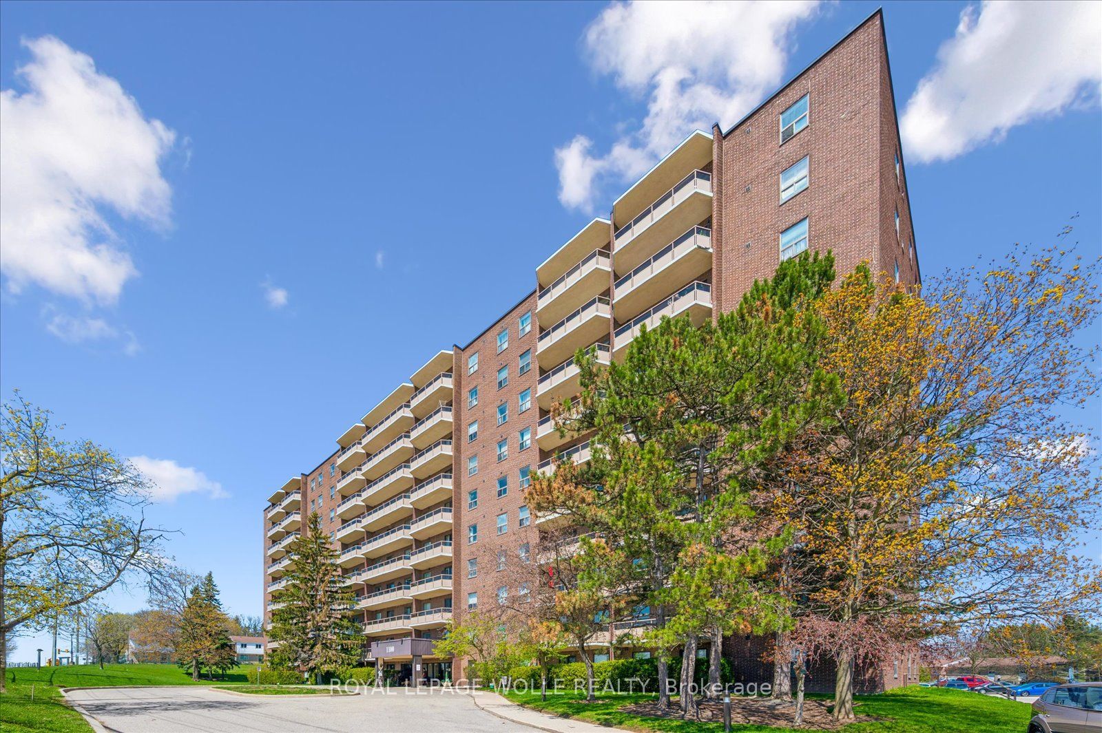 1100 Courtland Avenue E 302, Kitchener, ON N2C 2H9 photo 2
