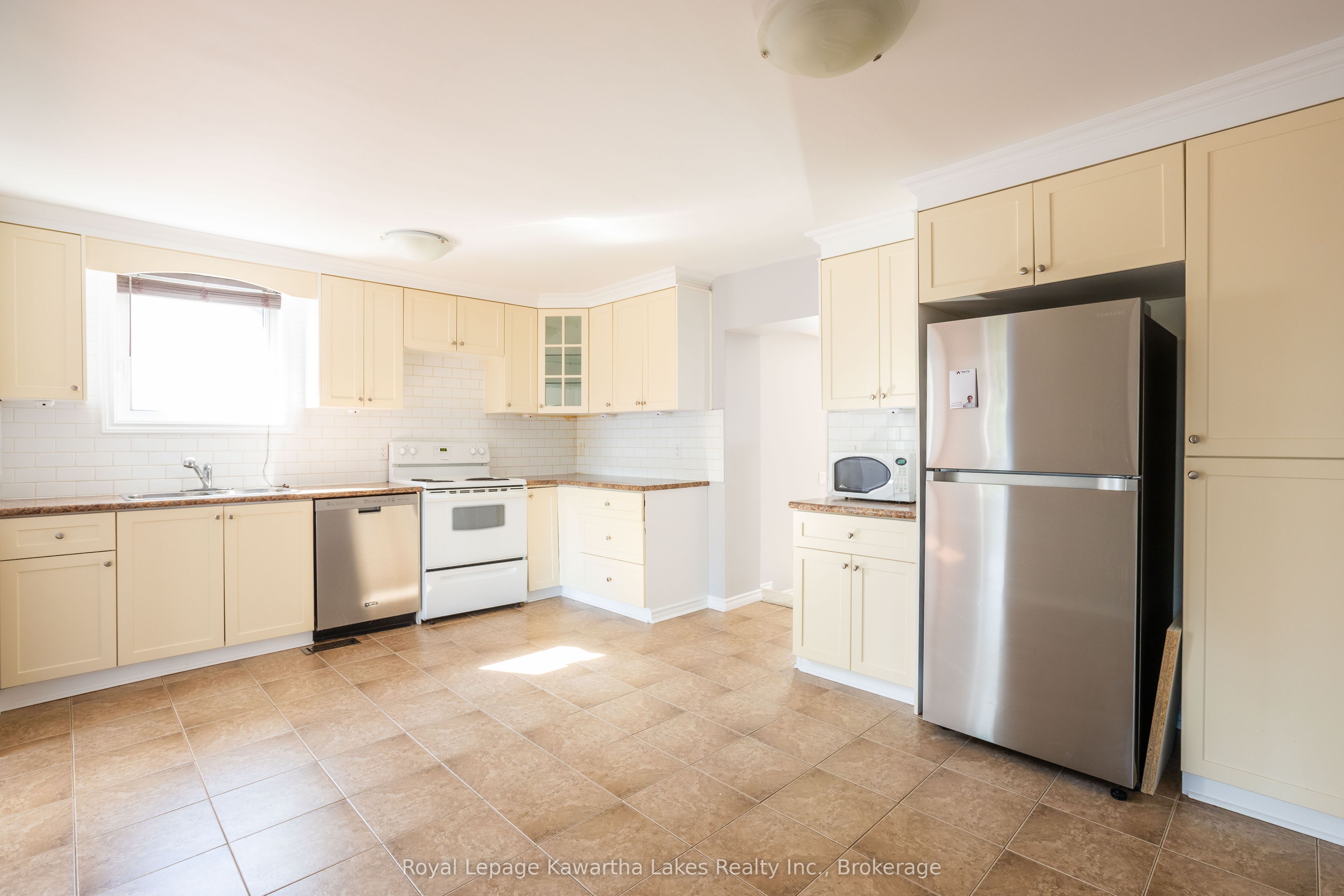 71 Victoria Avenue N, Kawartha Lakes, ON K9V 4G8 photo 5
