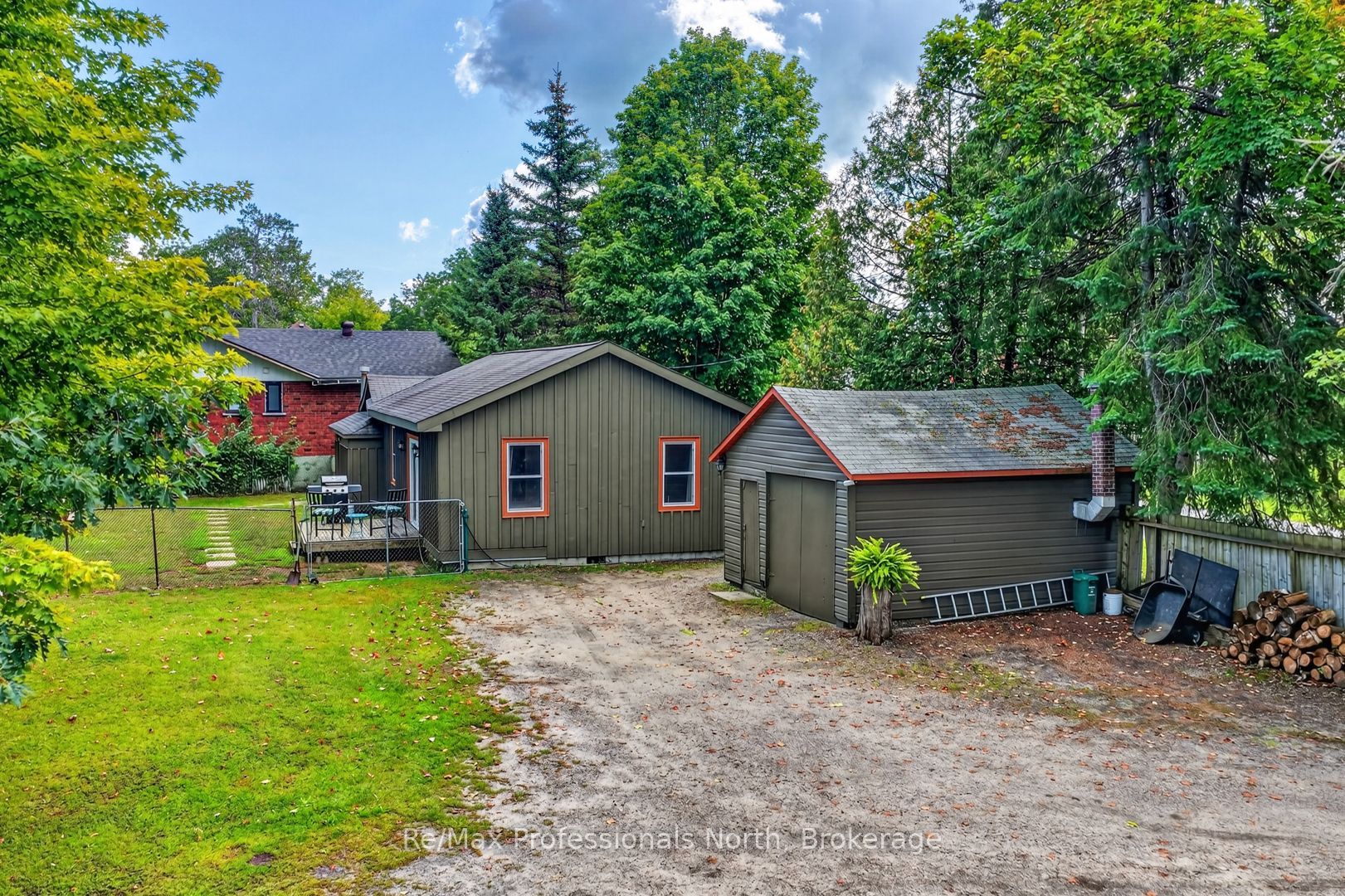 160 Isaac Street, Gravenhurst, ON P1P 1G2 photo 2